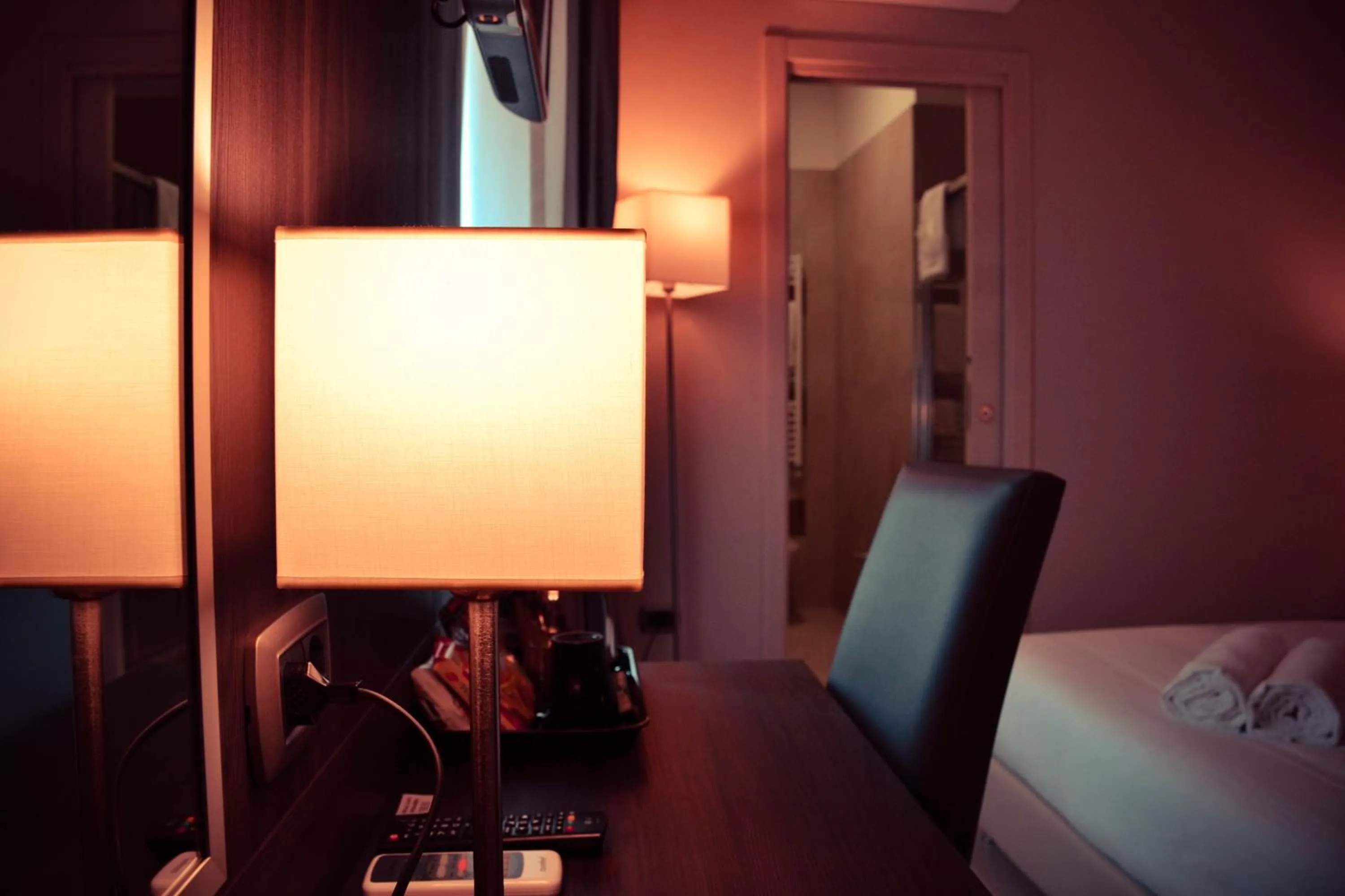 Photo of the whole room, Bed in Brain Rooms & Suite