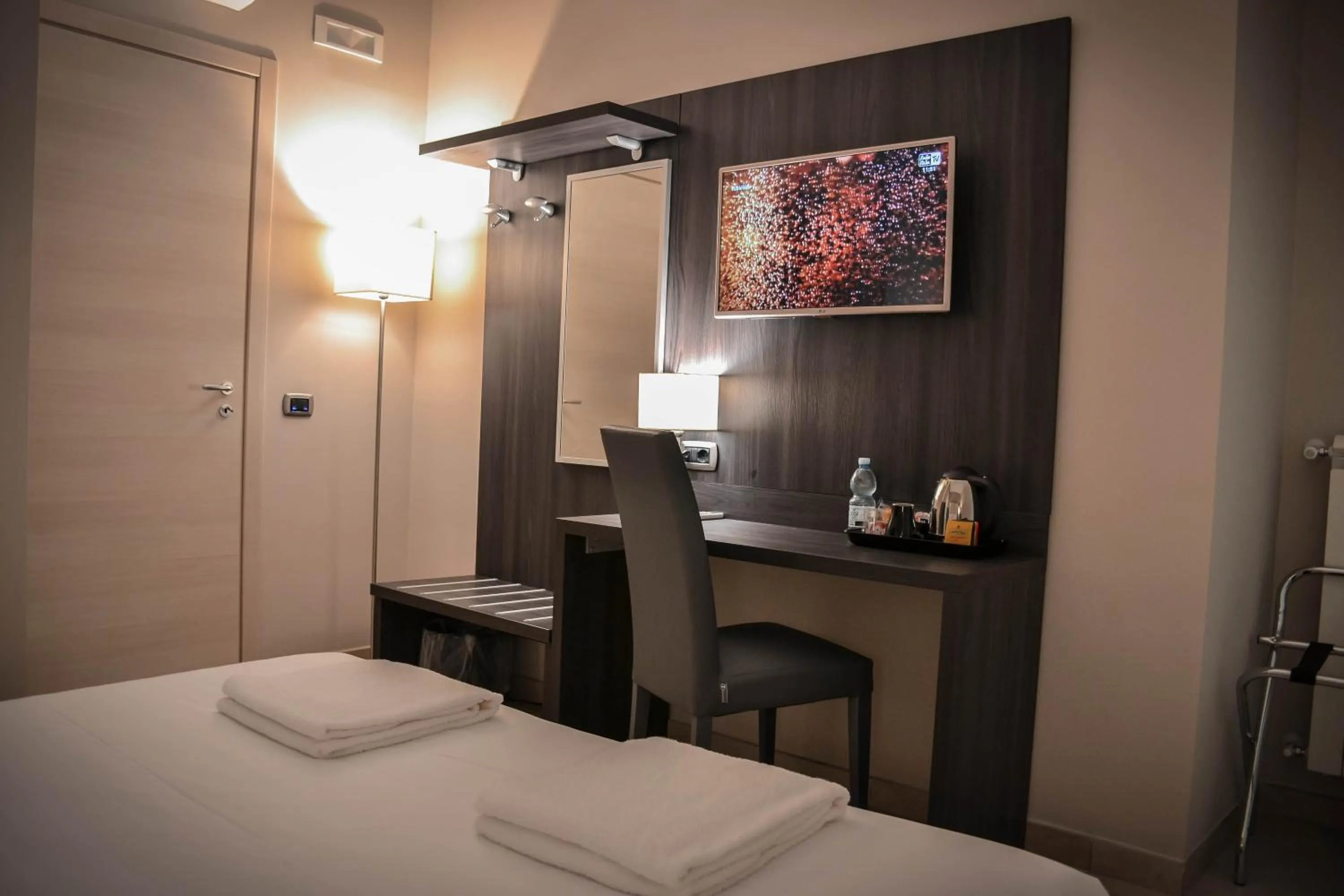 Photo of the whole room, Bed in Brain Rooms & Suite