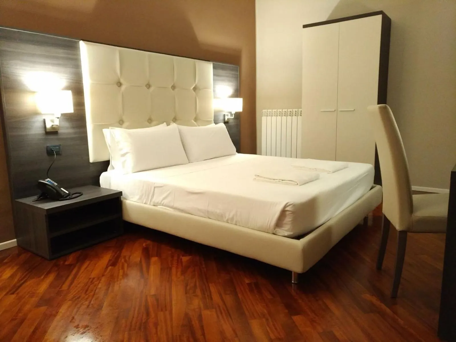 Photo of the whole room, Bed in Brain Rooms & Suite