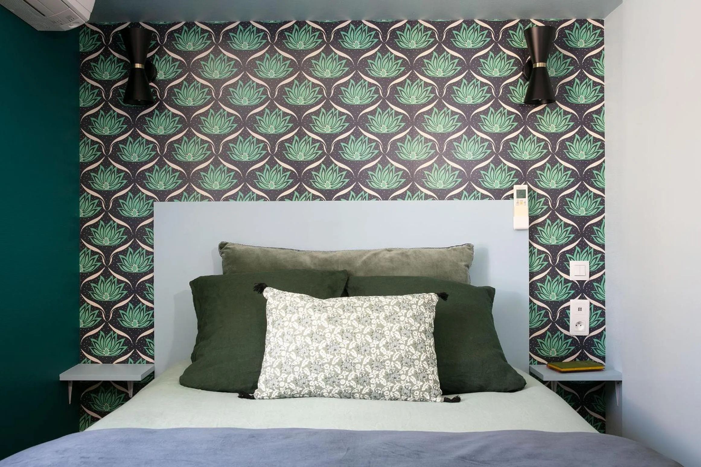 Photo of the whole room, Bed in Un Hôtel En Ville