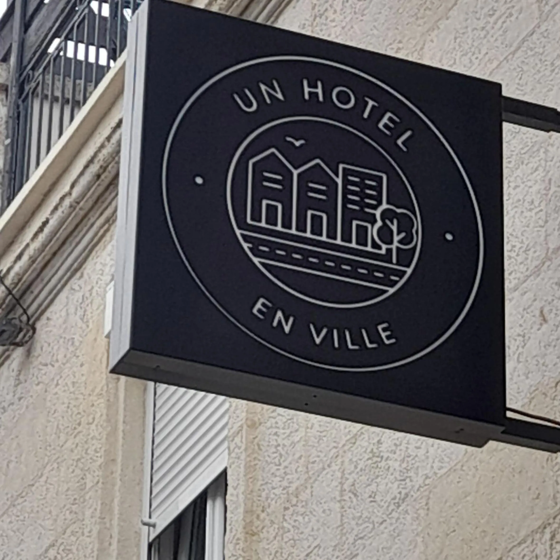 Un Hôtel En Ville