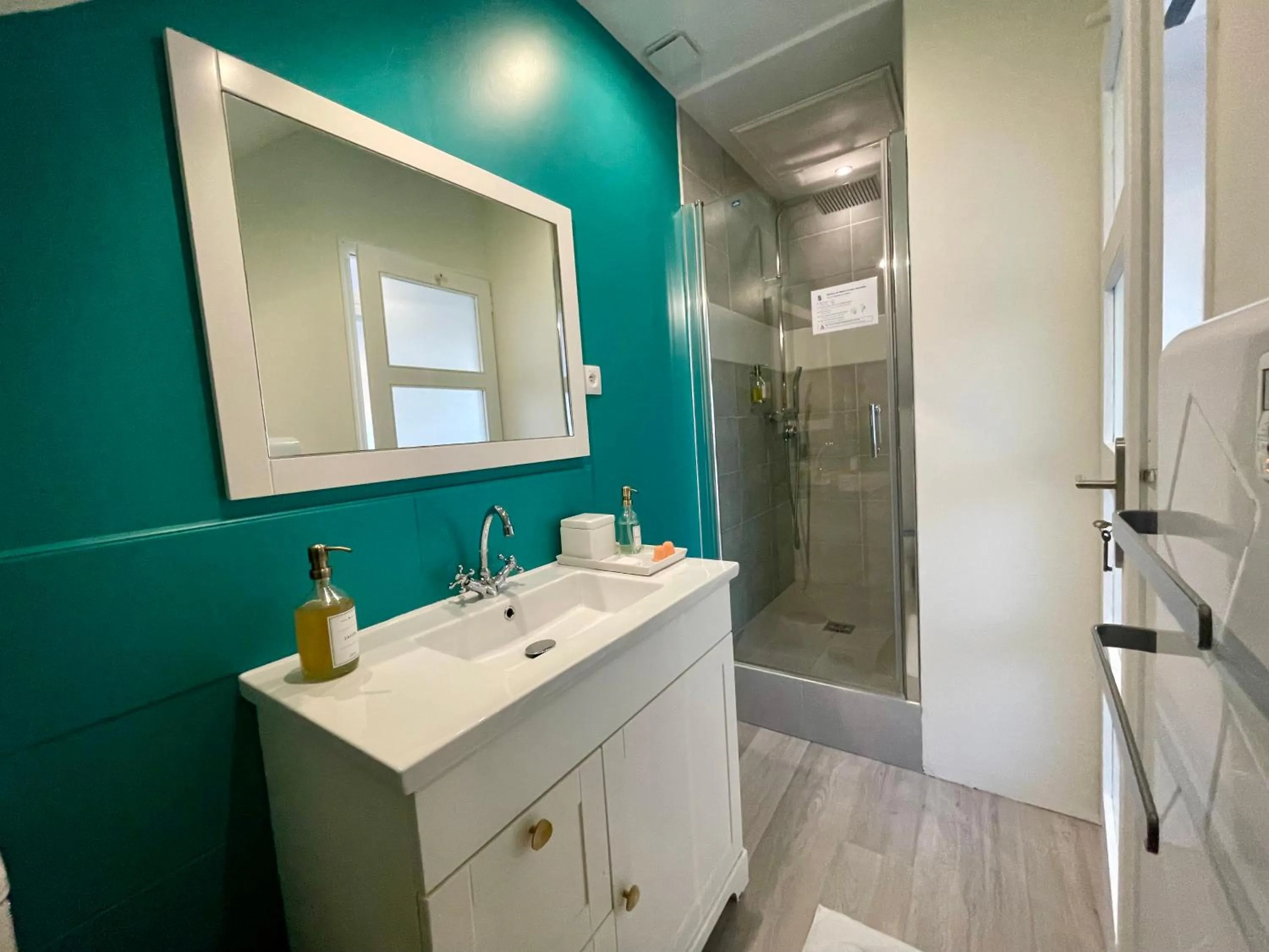 Bathroom in Villa de la Croix - Maison d'hôtes à 4 minutes de l'A26 avec parking