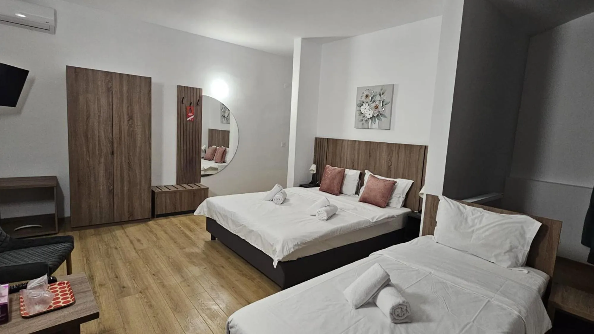 Photo of the whole room, Bed in Hotel Sir Lujerului