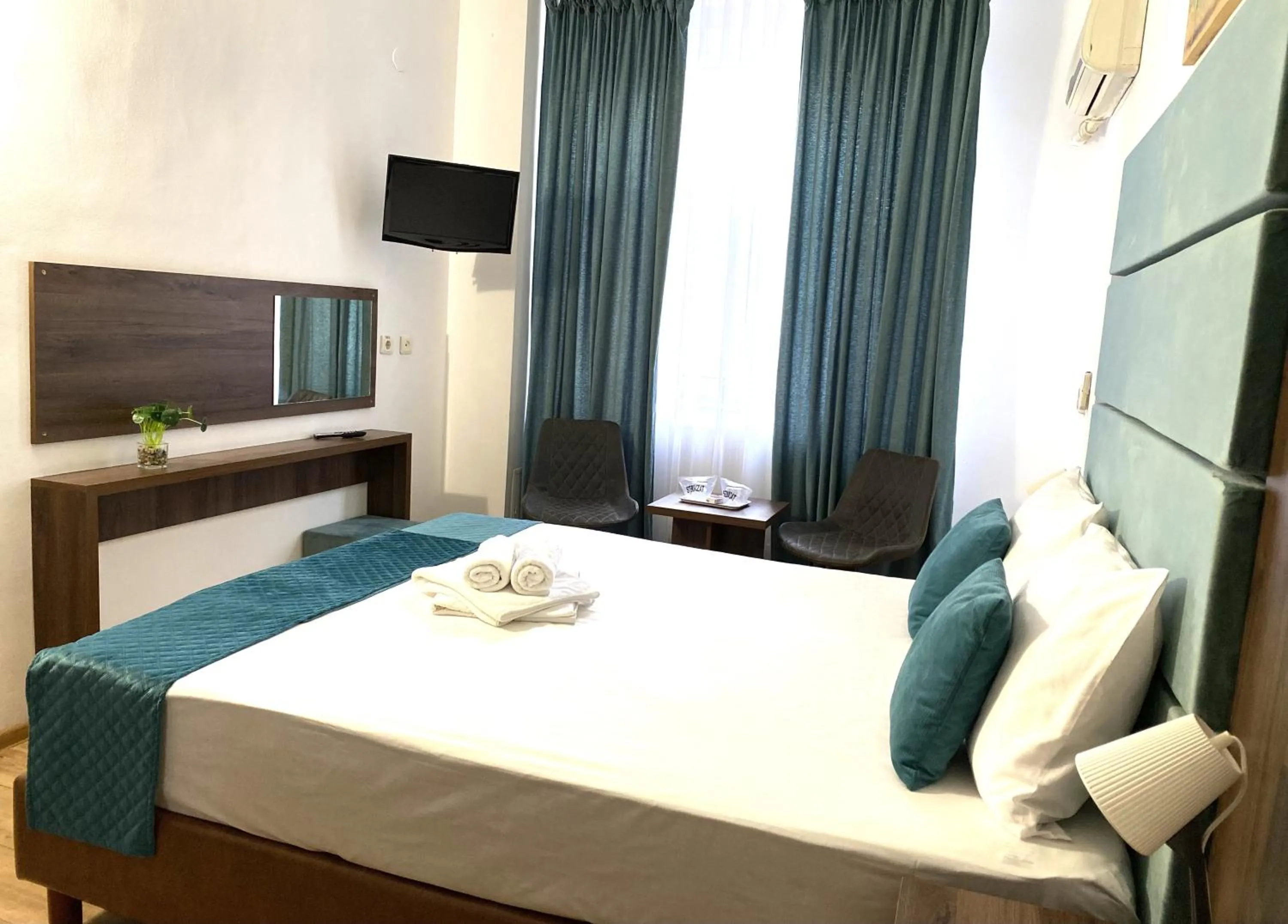 Photo of the whole room, Bed in Hotel Sir Lujerului