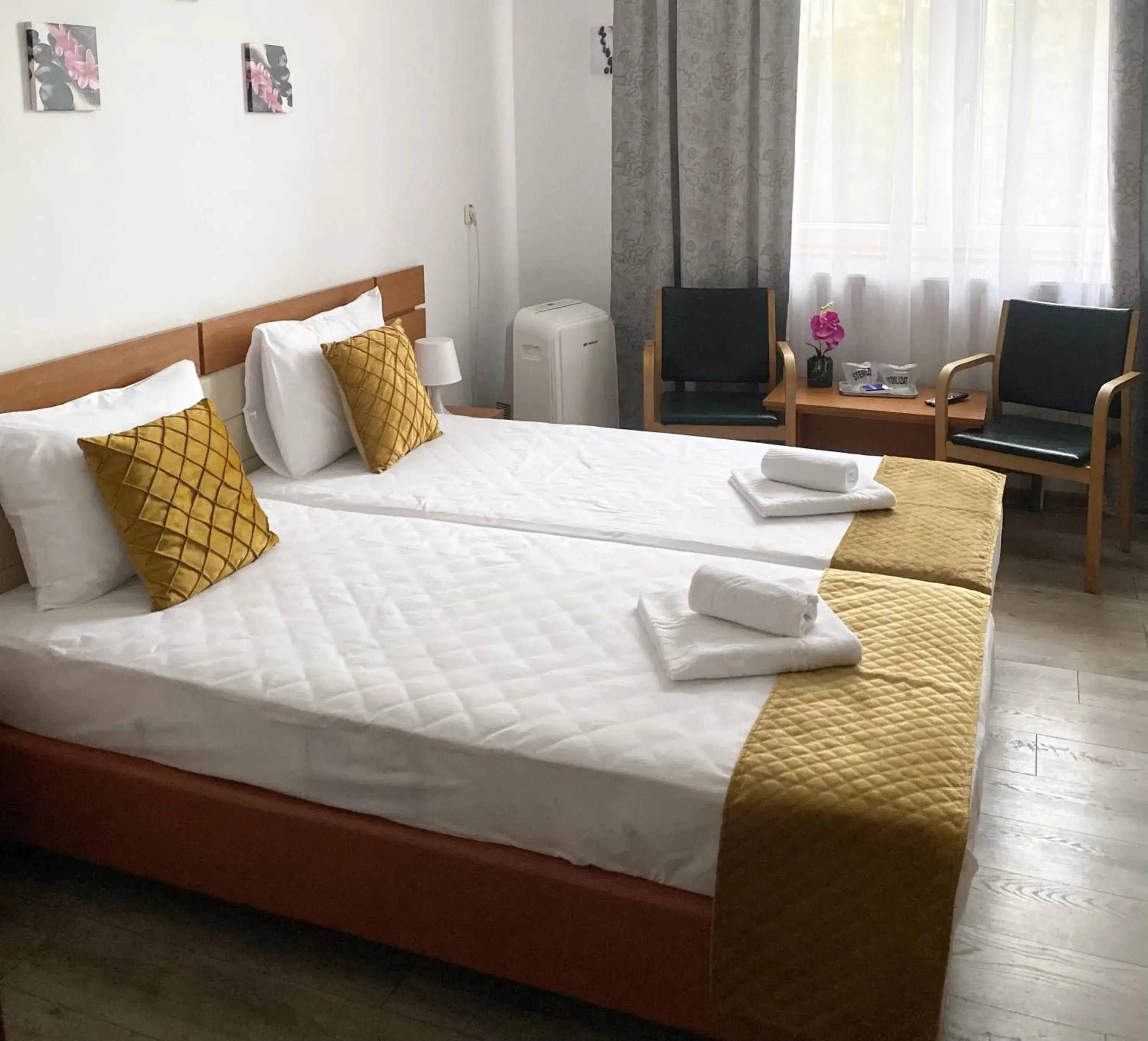 Twin Room in Hotel Sir Lujerului Twin Room in Hotel Sir Lujerului