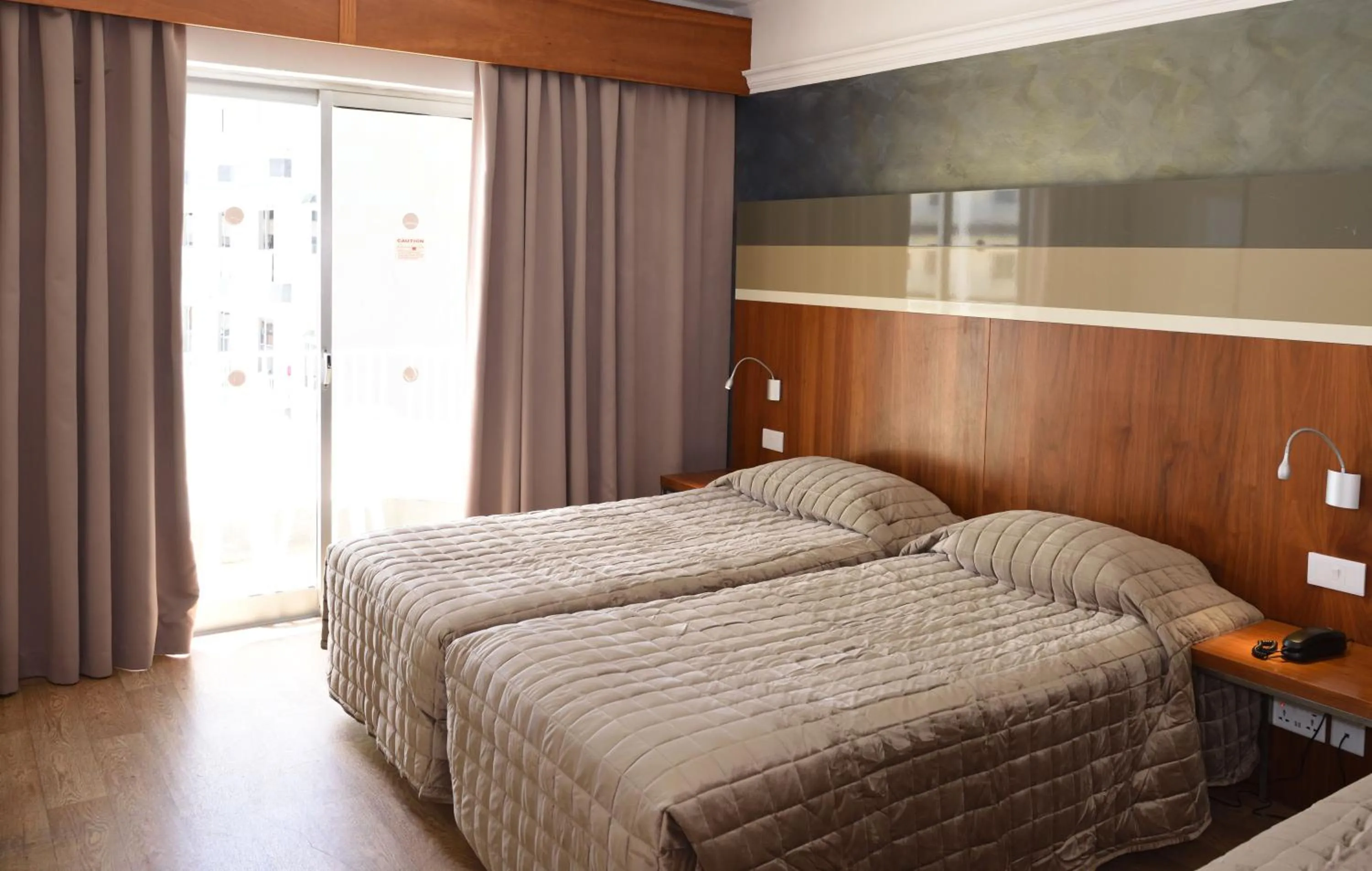 Bedroom, Bed in Topaz Hotel