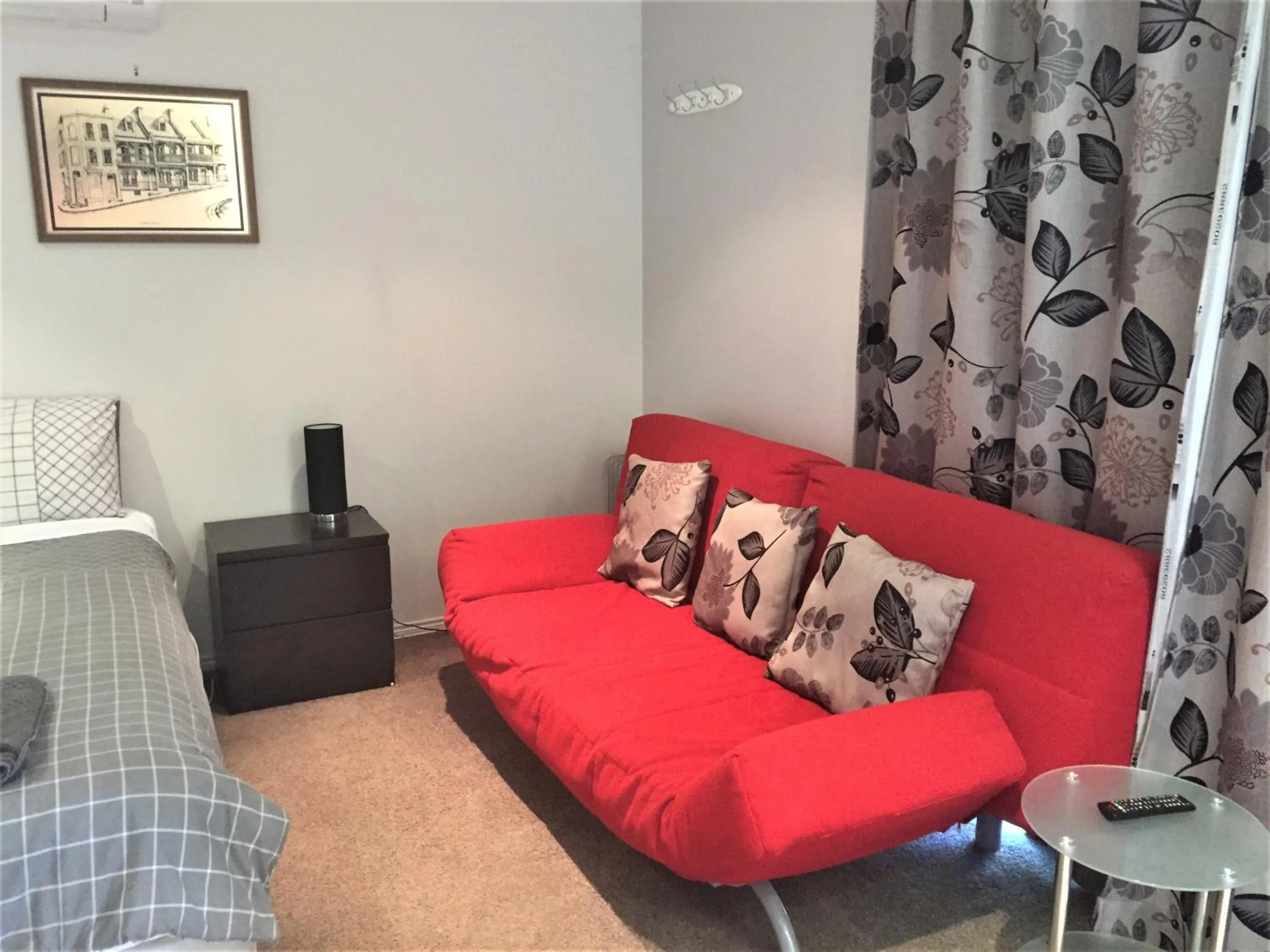 Living room, Bed in Junee Tourist Park