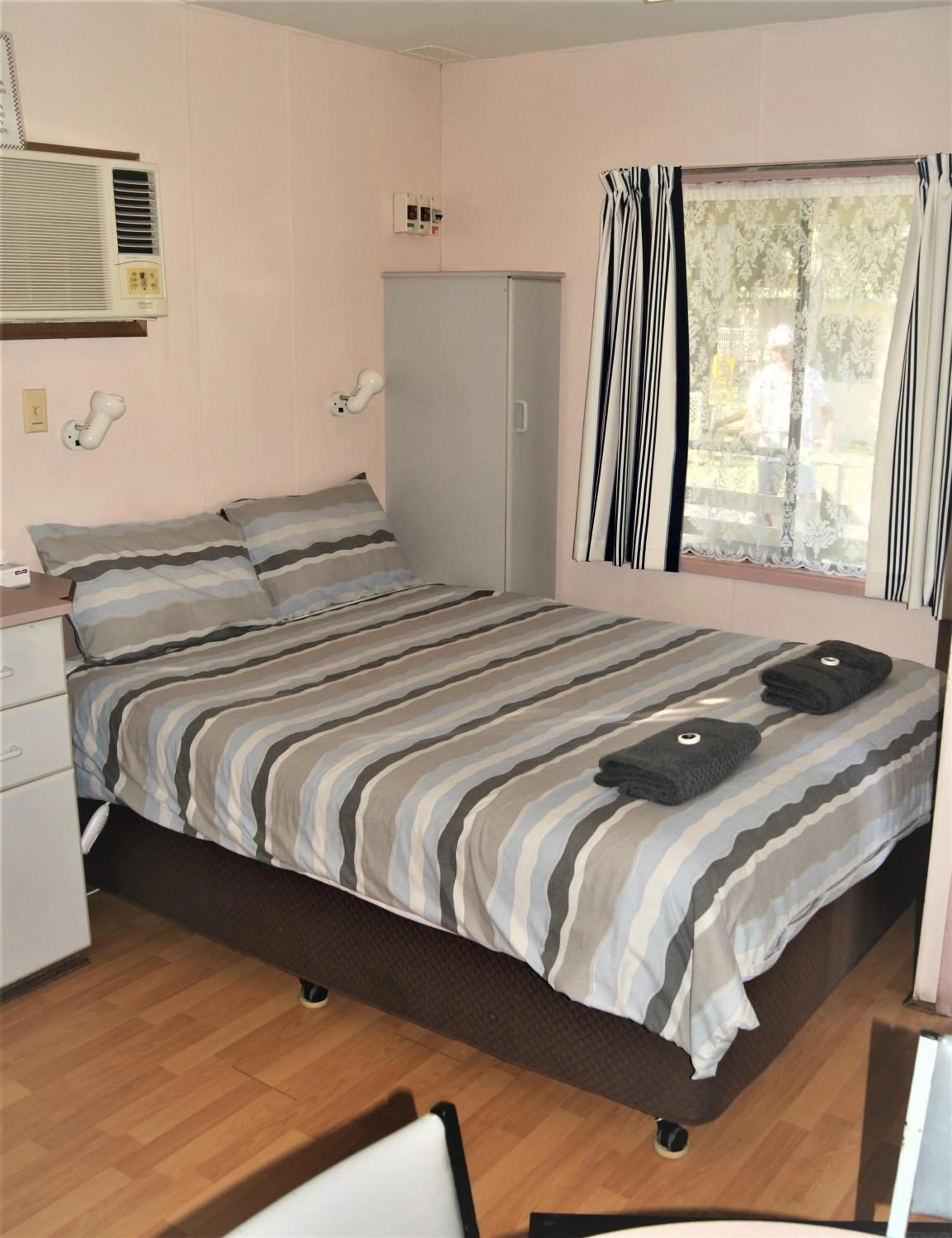 Bedroom, Bed in Junee Tourist Park