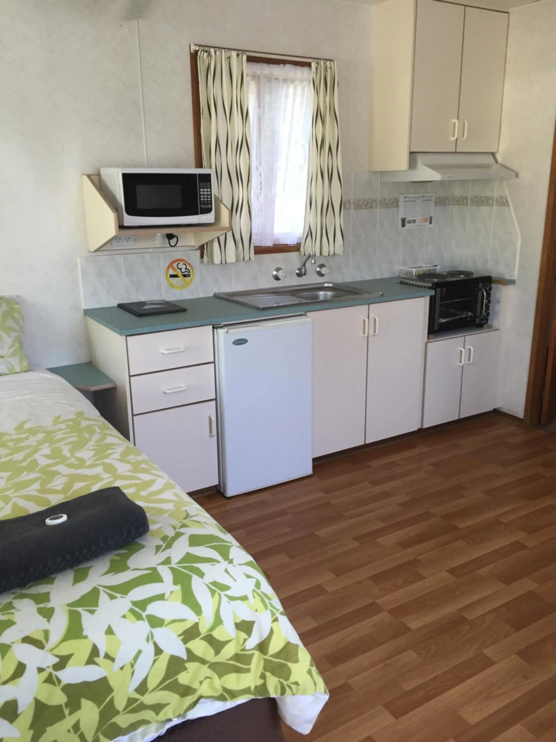 Kitchen or kitchenette, Bed in Junee Tourist Park
