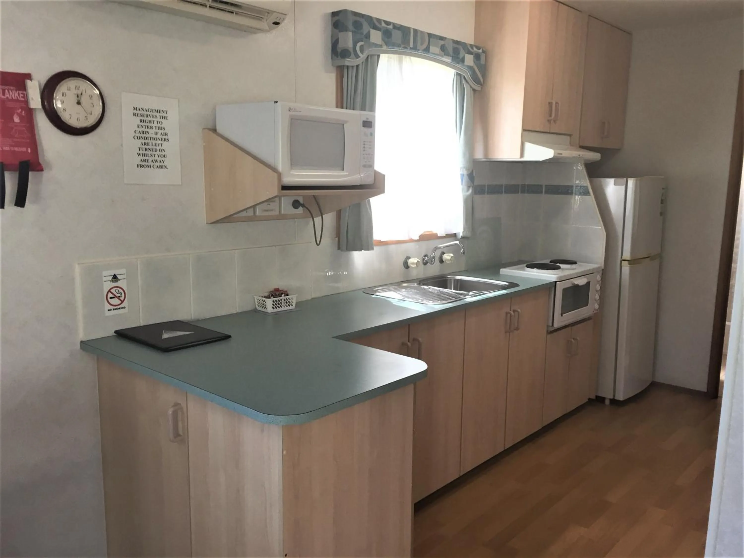 Kitchen or kitchenette in Junee Tourist Park