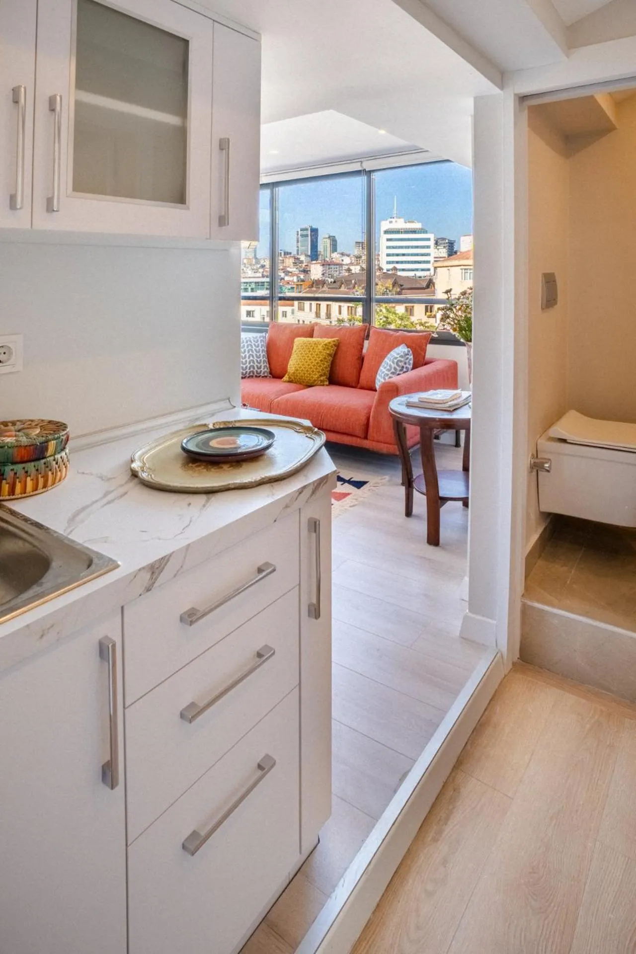 Kitchen or kitchenette, Bed in Cheya Sisli BNB Medical & Business City Center Tesvikiye Suites and Apartments