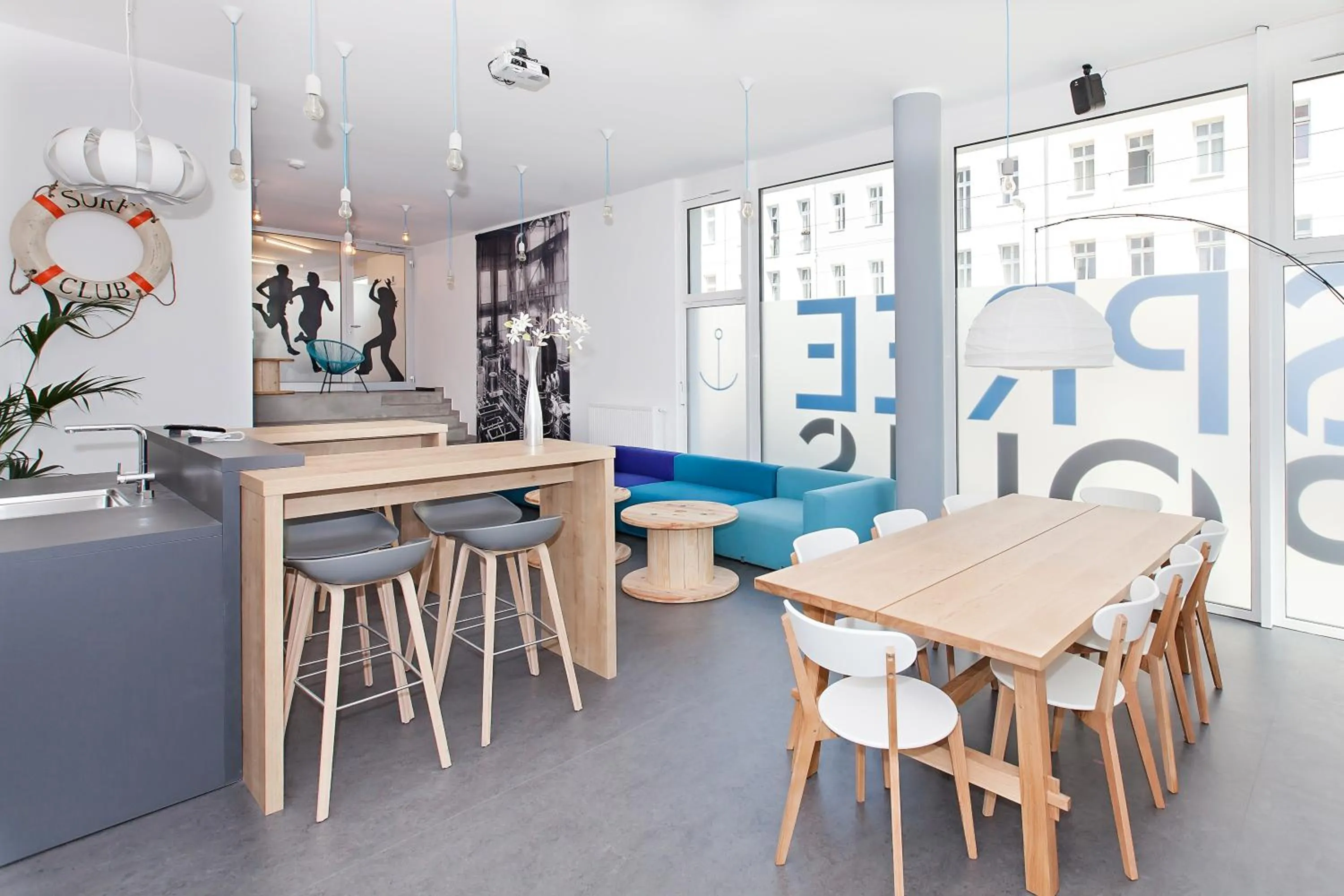 Communal lounge/ TV room in Spreepolis Boardinghaus