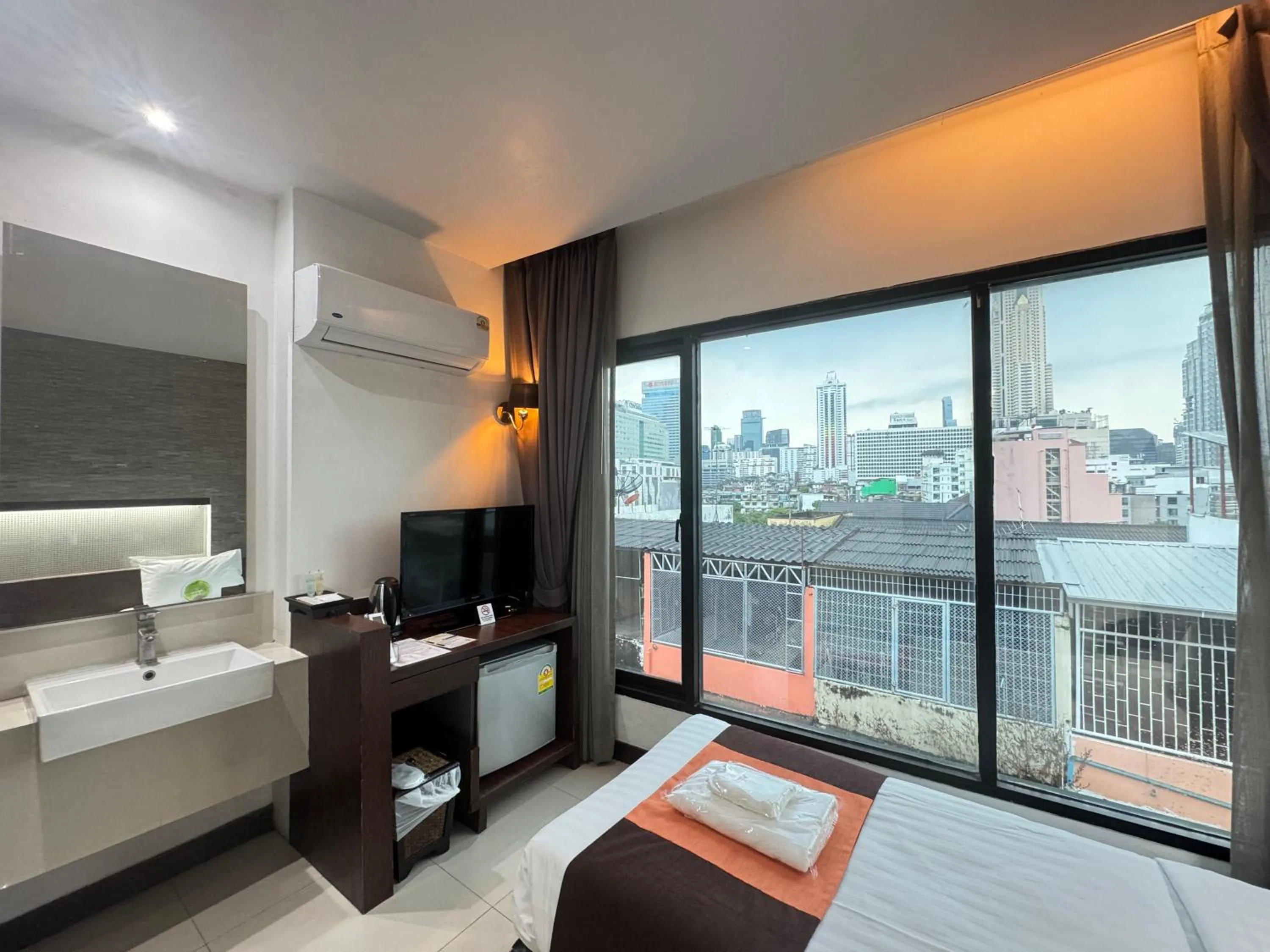 air conditioner, Bed in Collection O The Bangkok Airport Link Suite