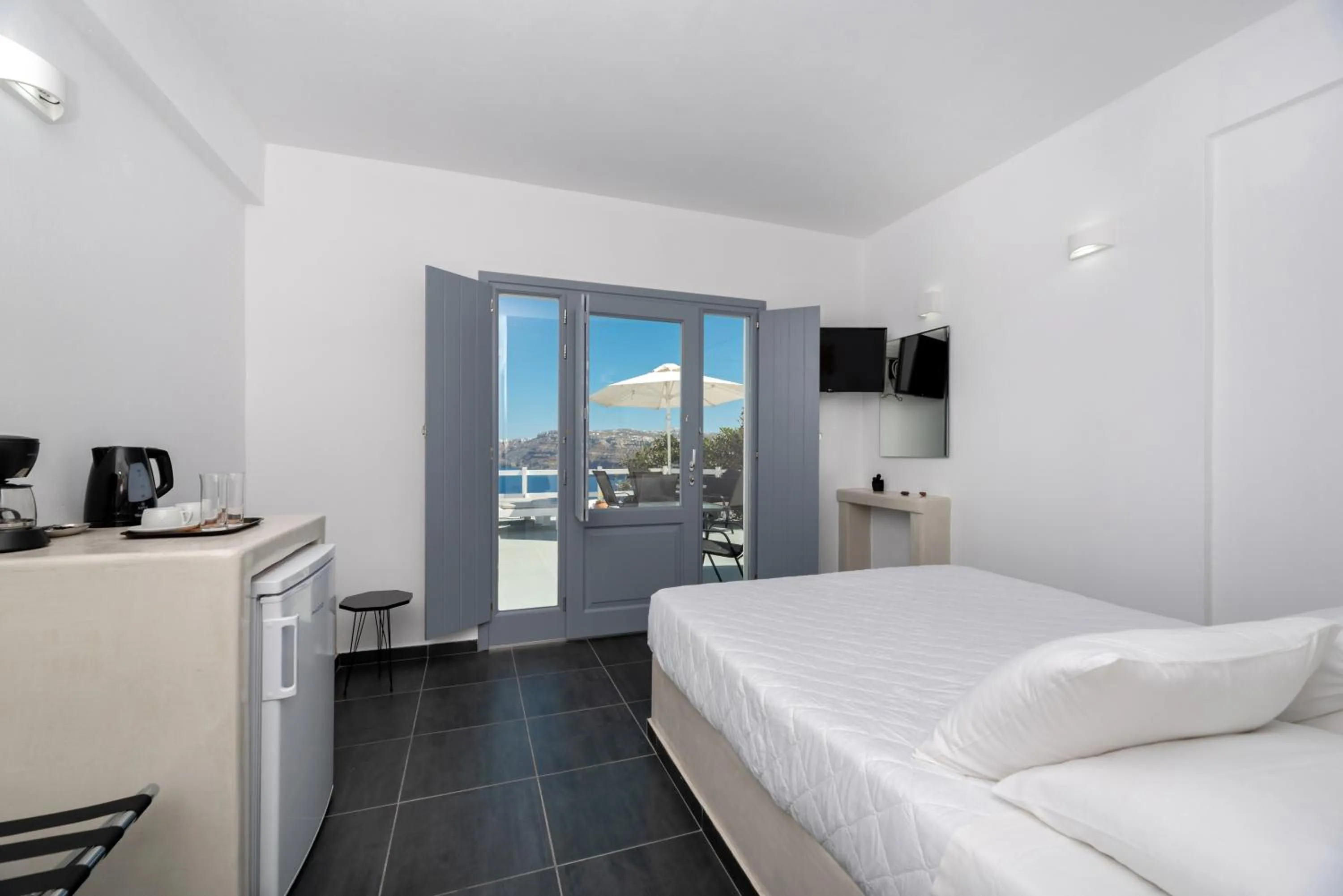 TV and multimedia, Bed in Pancratium Villas & Suites