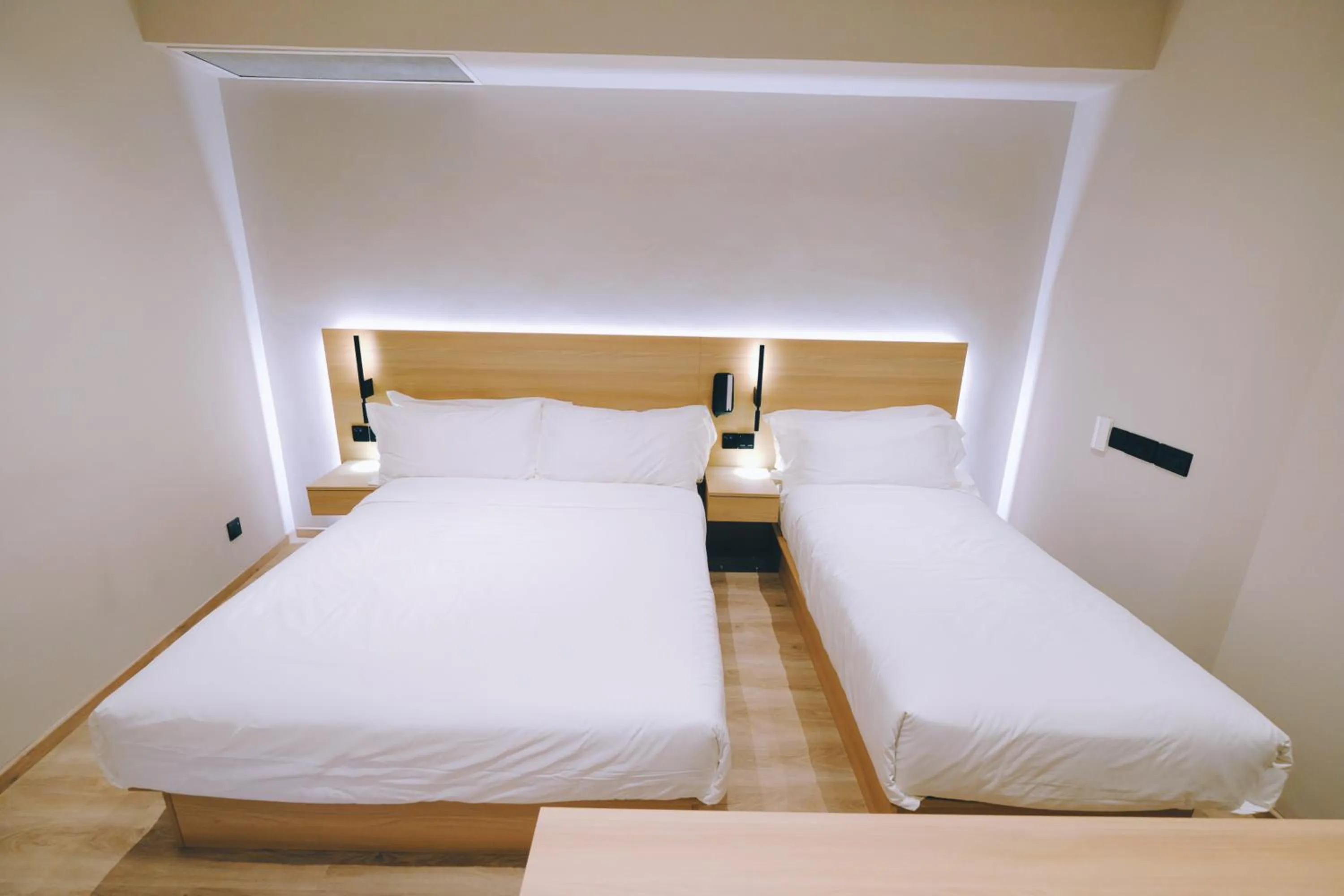 Bedroom, Bed in Rest Bugis Hotel