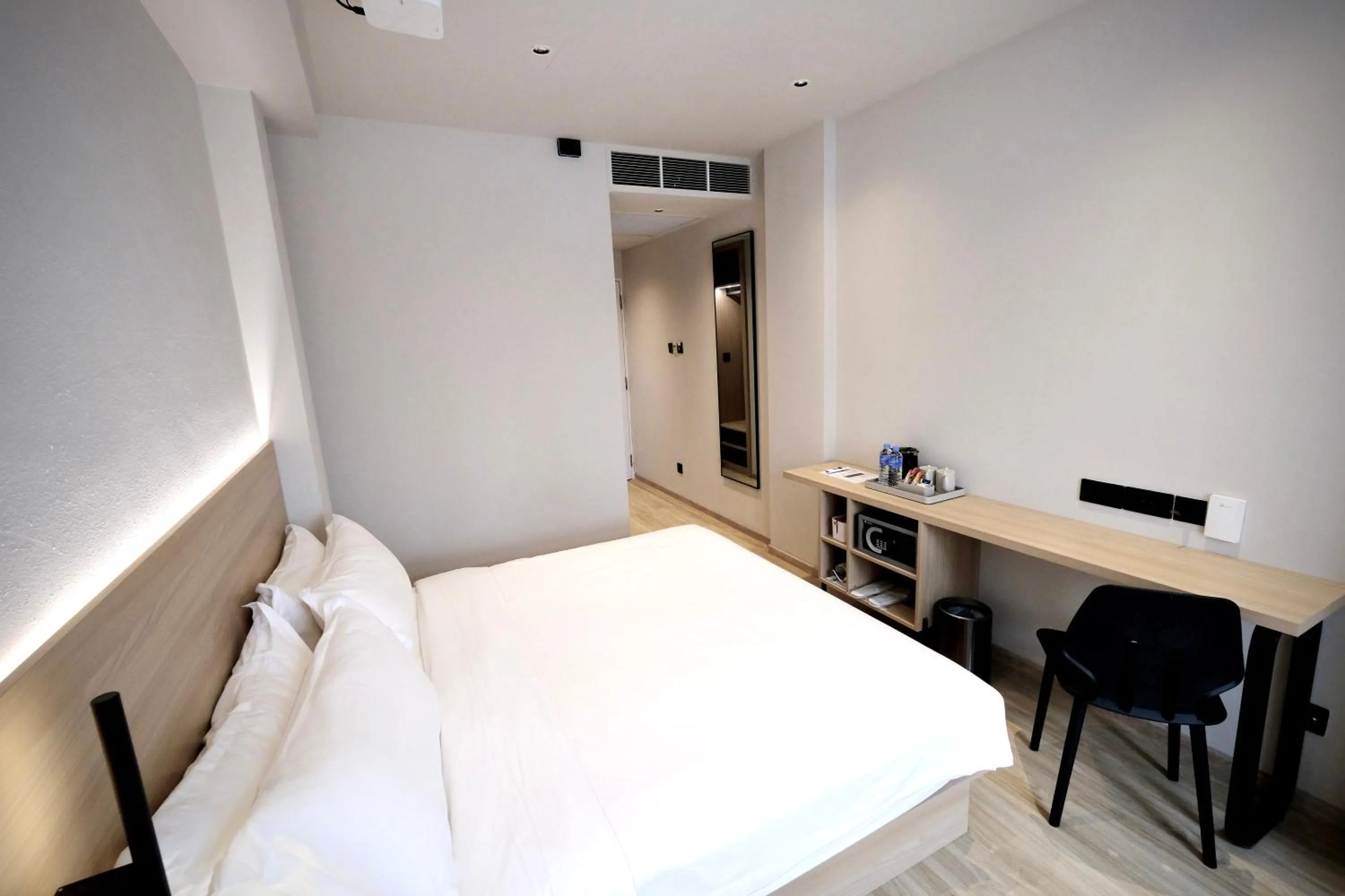 Bedroom, Bed in Rest Bugis Hotel