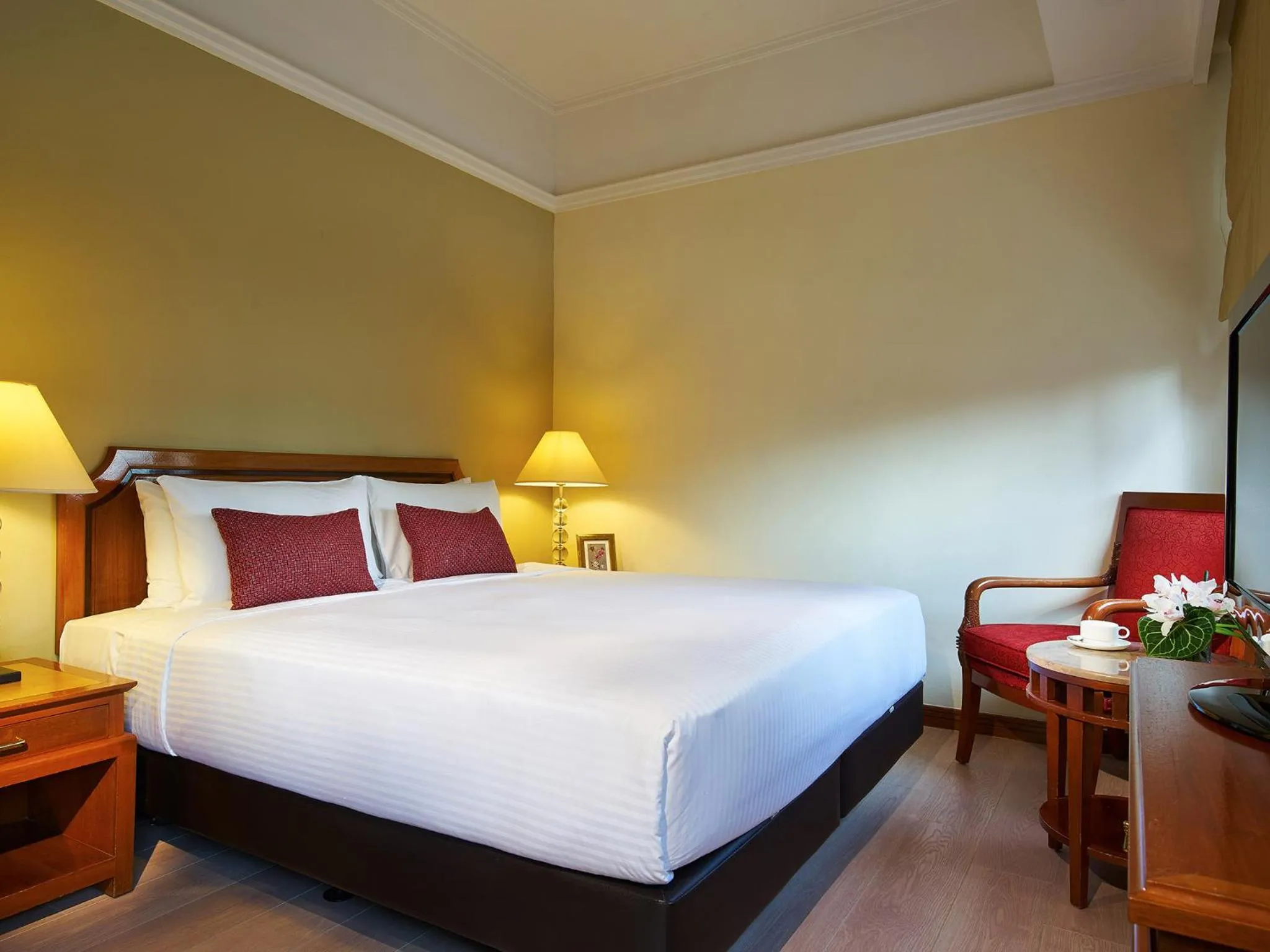 Photo of the whole room, Bed in Orchard Parksuites by Far East Hospitality