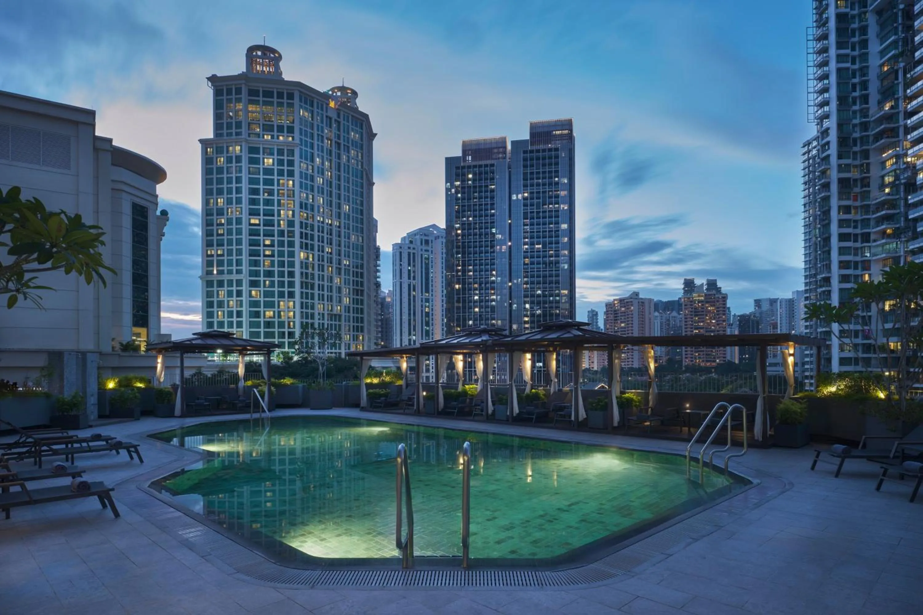 Swimming pool in Four Points by Sheraton Singapore, Riverview