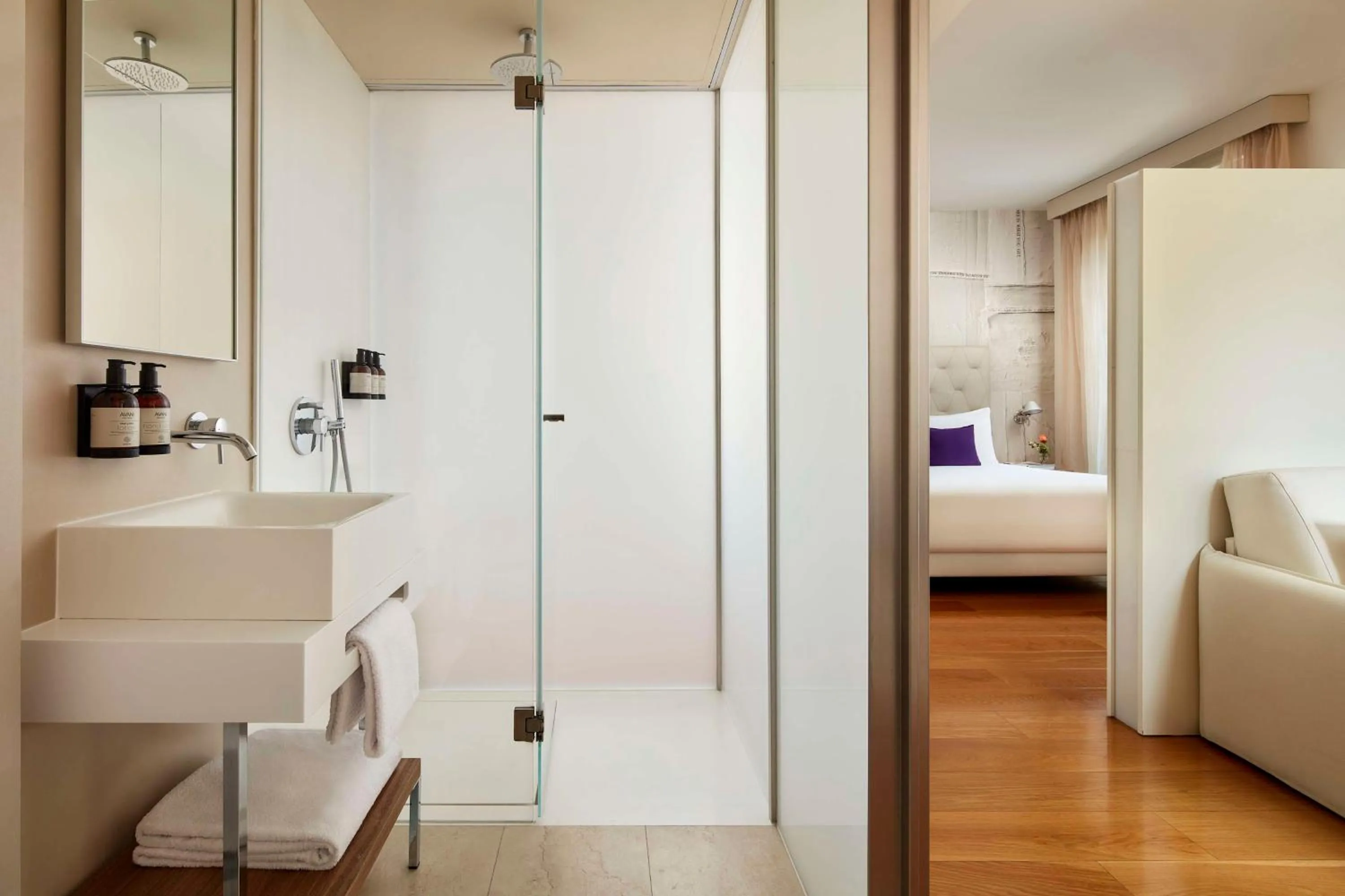 Bathroom, Bed in Avani Palazzo Moscova Milan Hotel