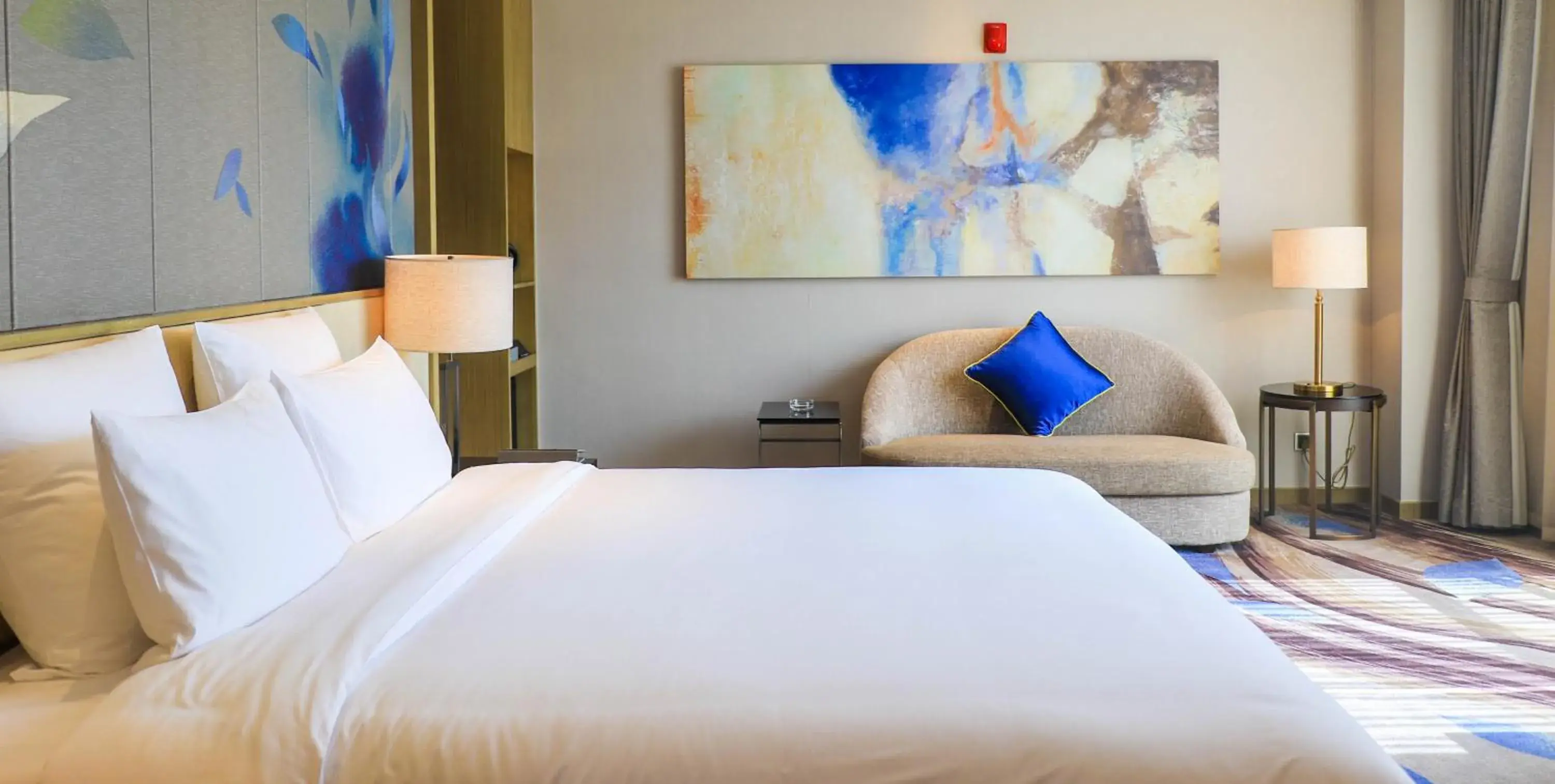 Deluxe King Room with Lake View in Pullman Nanchang Sunac Deluxe King Room with Lake View in Pullman Nanchang Sunac