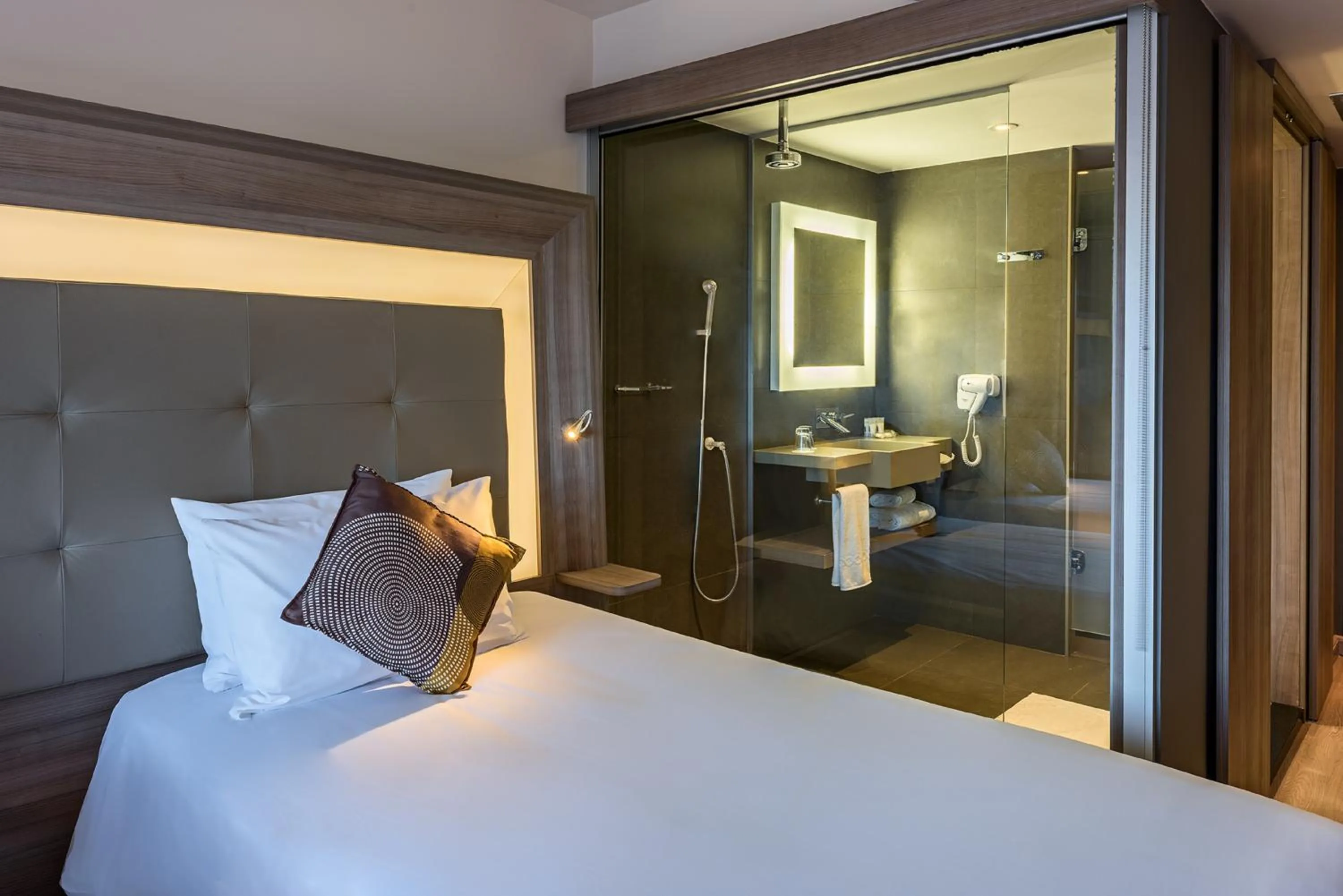 Photo of the whole room, Bed in Novotel RJ Praia de Botafogo