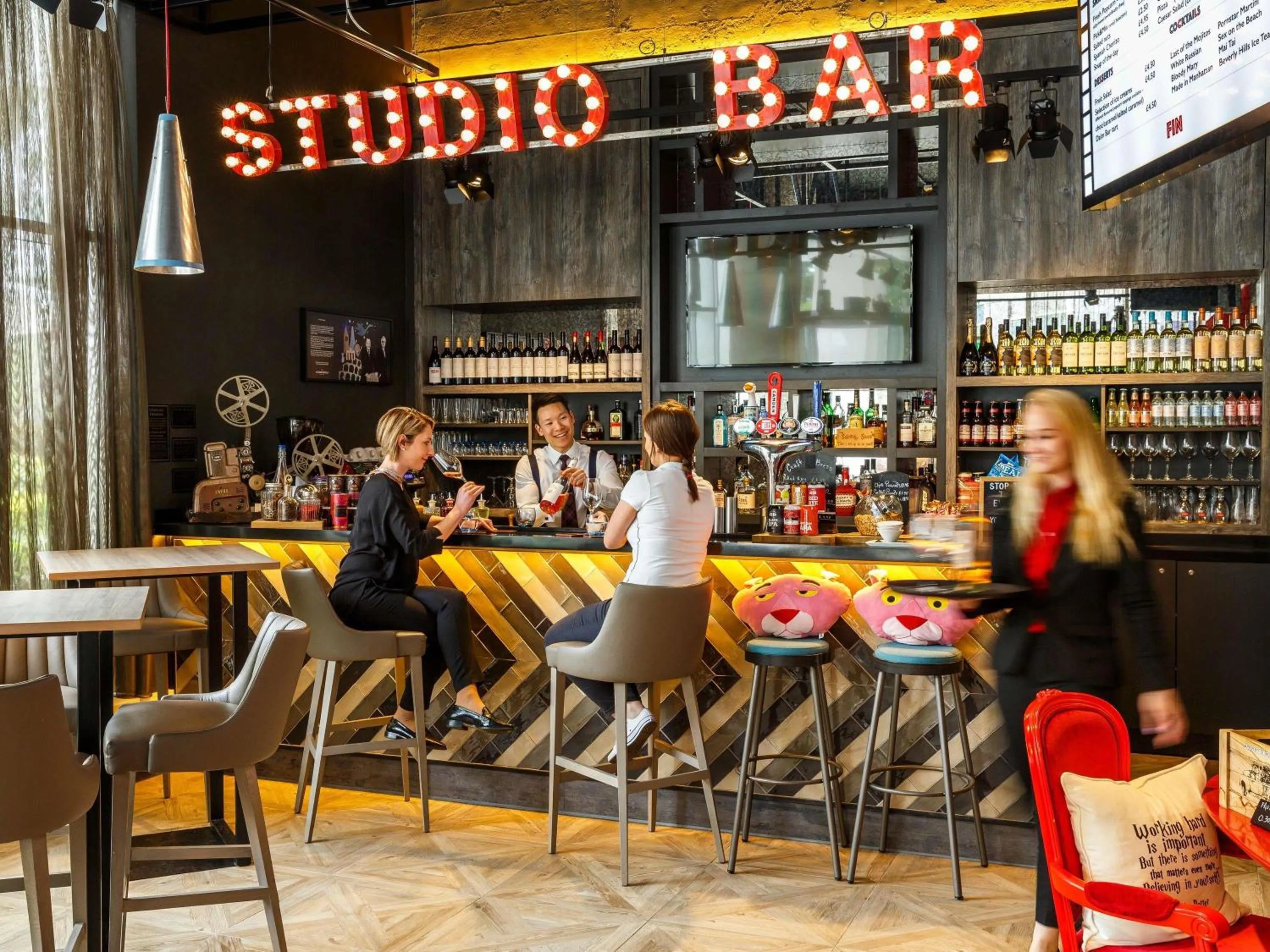 Lounge or bar in ibis Styles London Ealing