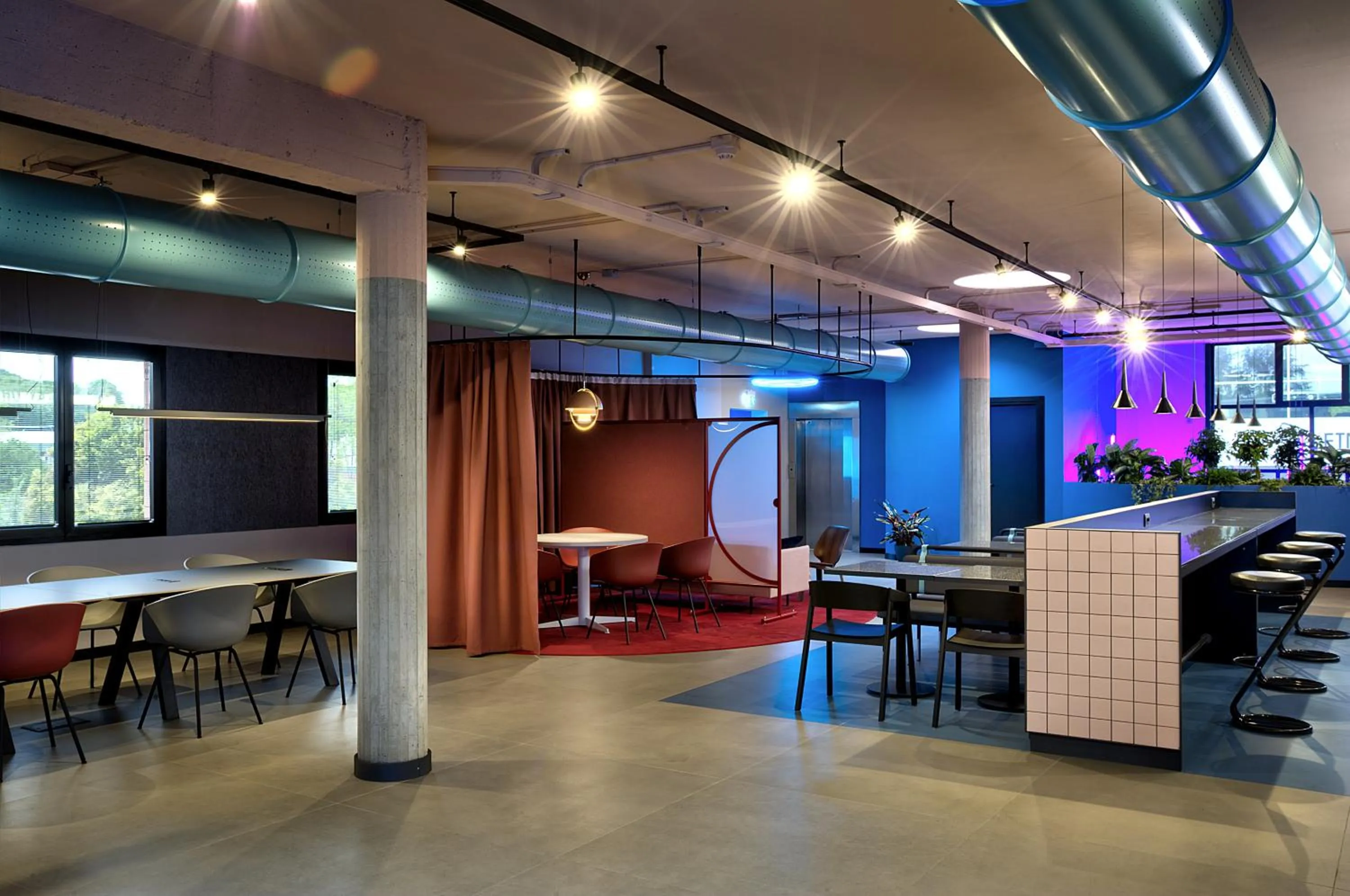 Restaurant/places to eat in Stay Hotel