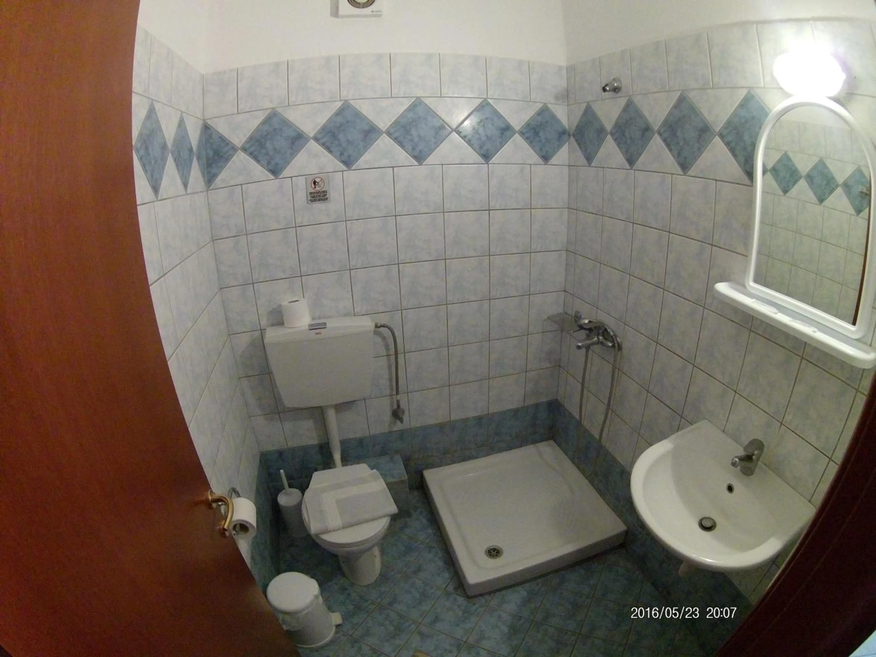 Shower in Hotel Akrogiali