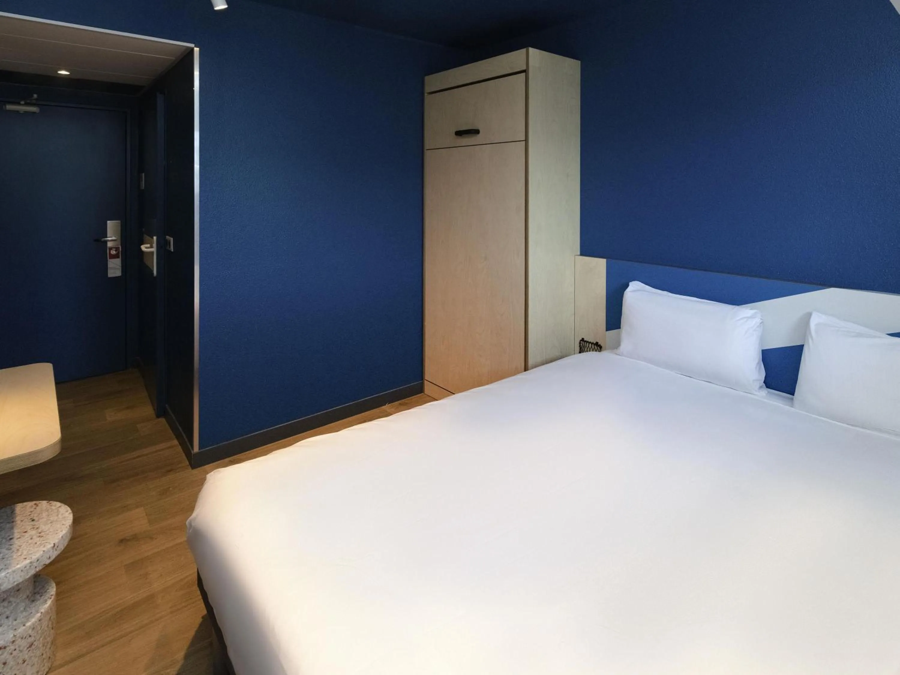 Bedroom, Bed in ibis Budget La Teste Bassin d'Arcachon