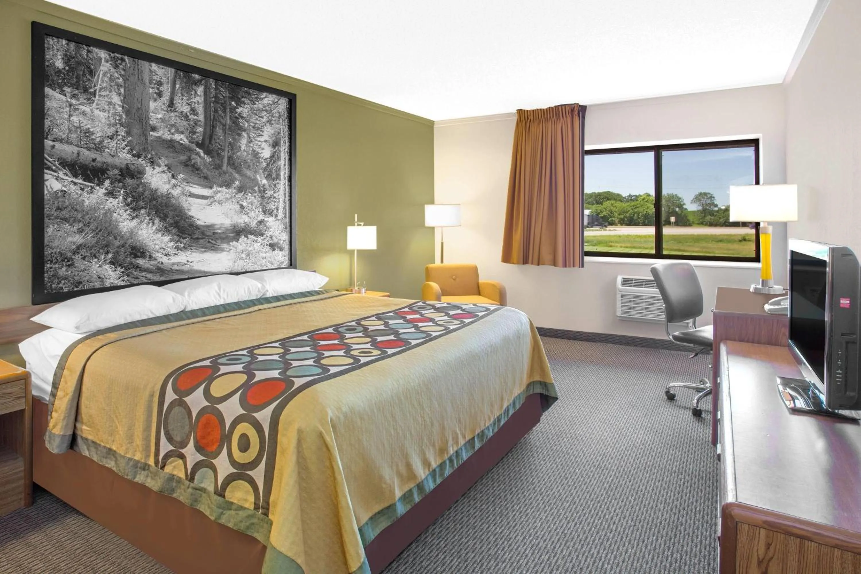 Photo of the whole room, Bed in Super 8 by Wyndham Windsor/Madison North