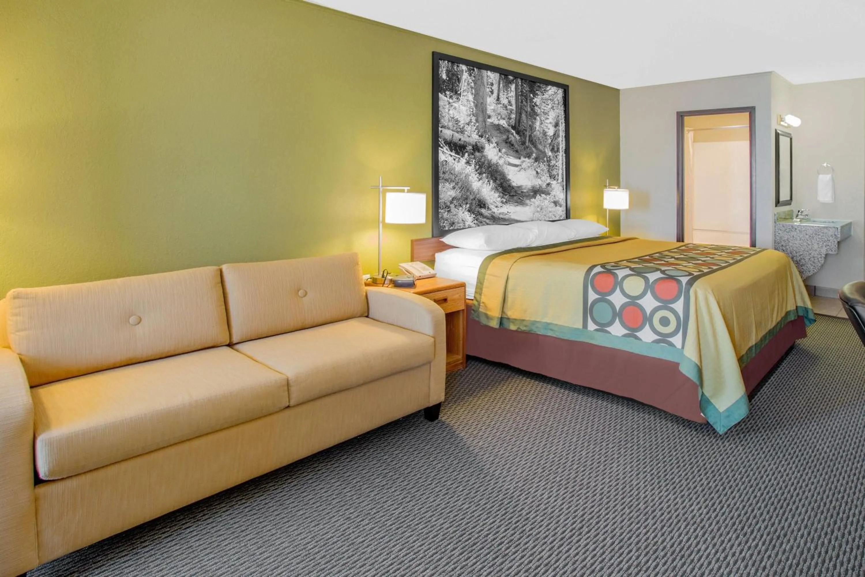 Photo of the whole room, Bed in Super 8 by Wyndham Windsor/Madison North