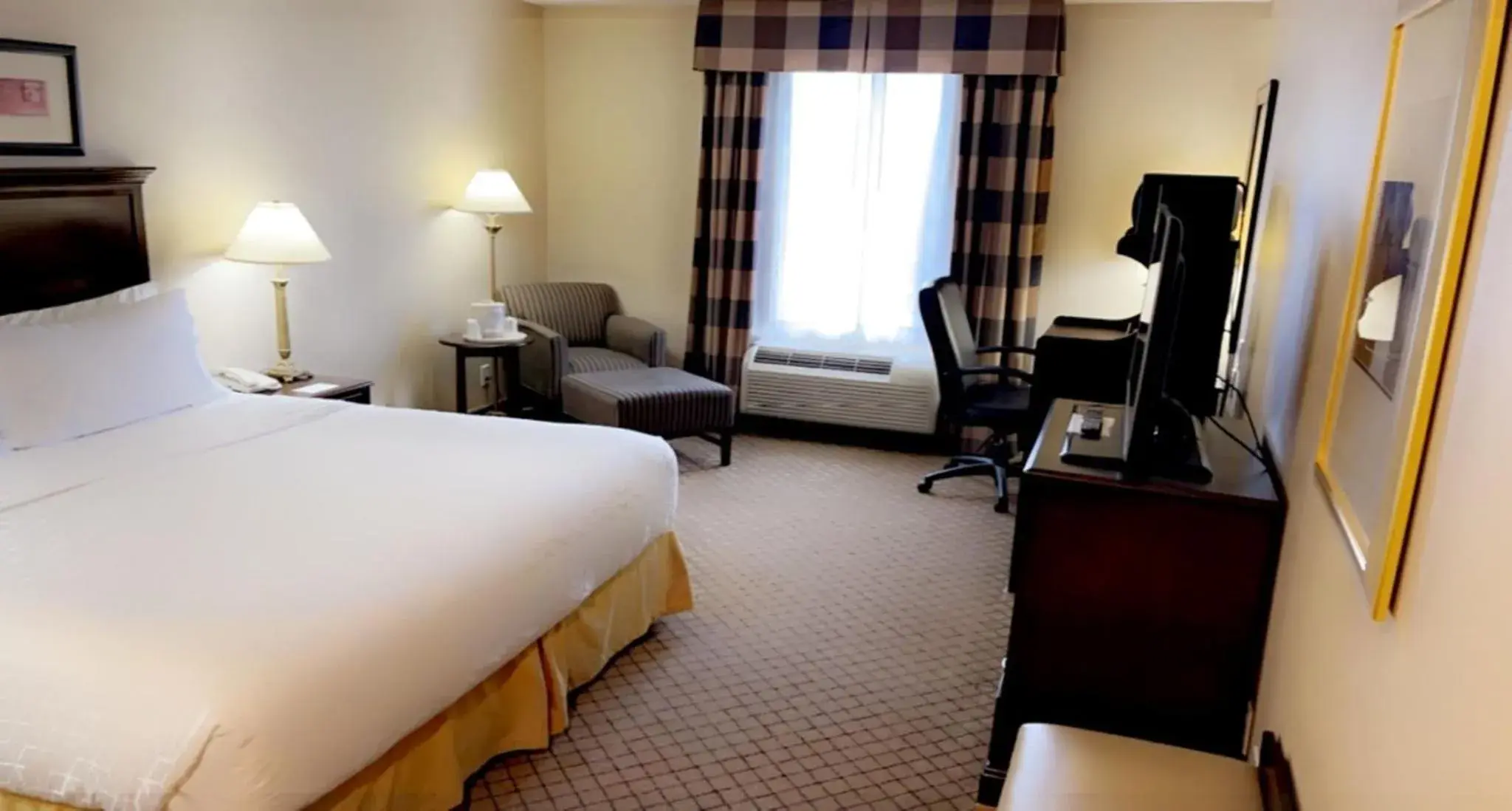 Standard King Room in Holiday Inn Express & Suites Huntsville by IHG Standard King Room in Holiday Inn Express & Suites Huntsville by IHG