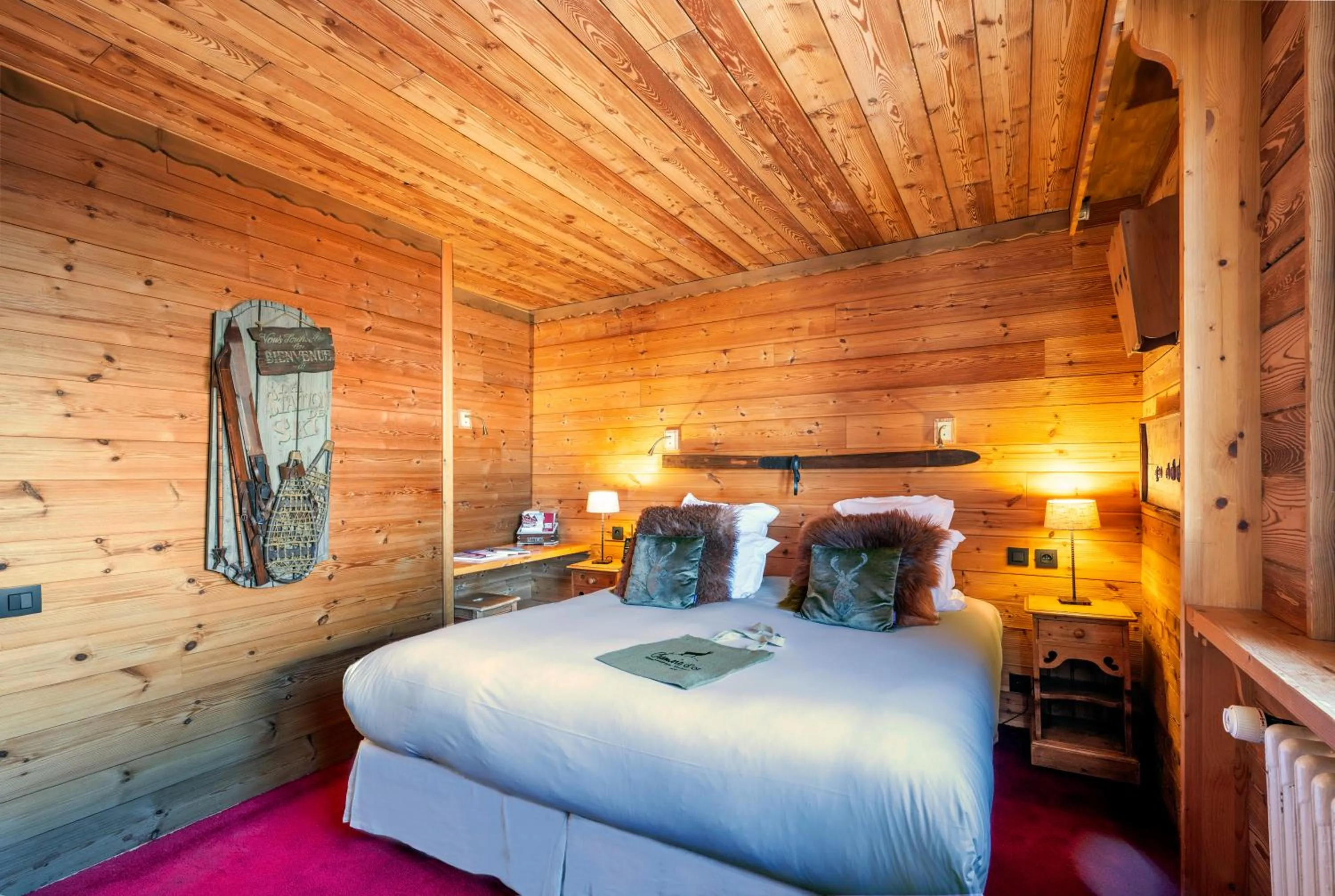 Bed in Hôtel Au Chamois d'Or by Les Etincelles