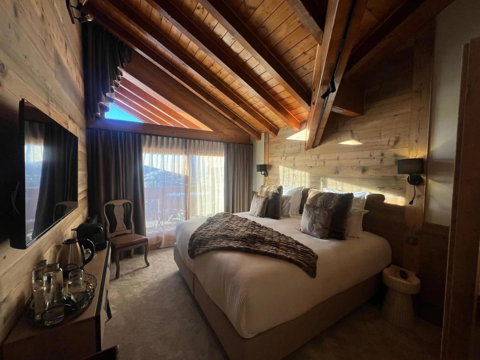 Bed in Hôtel Au Chamois d'Or by Les Etincelles