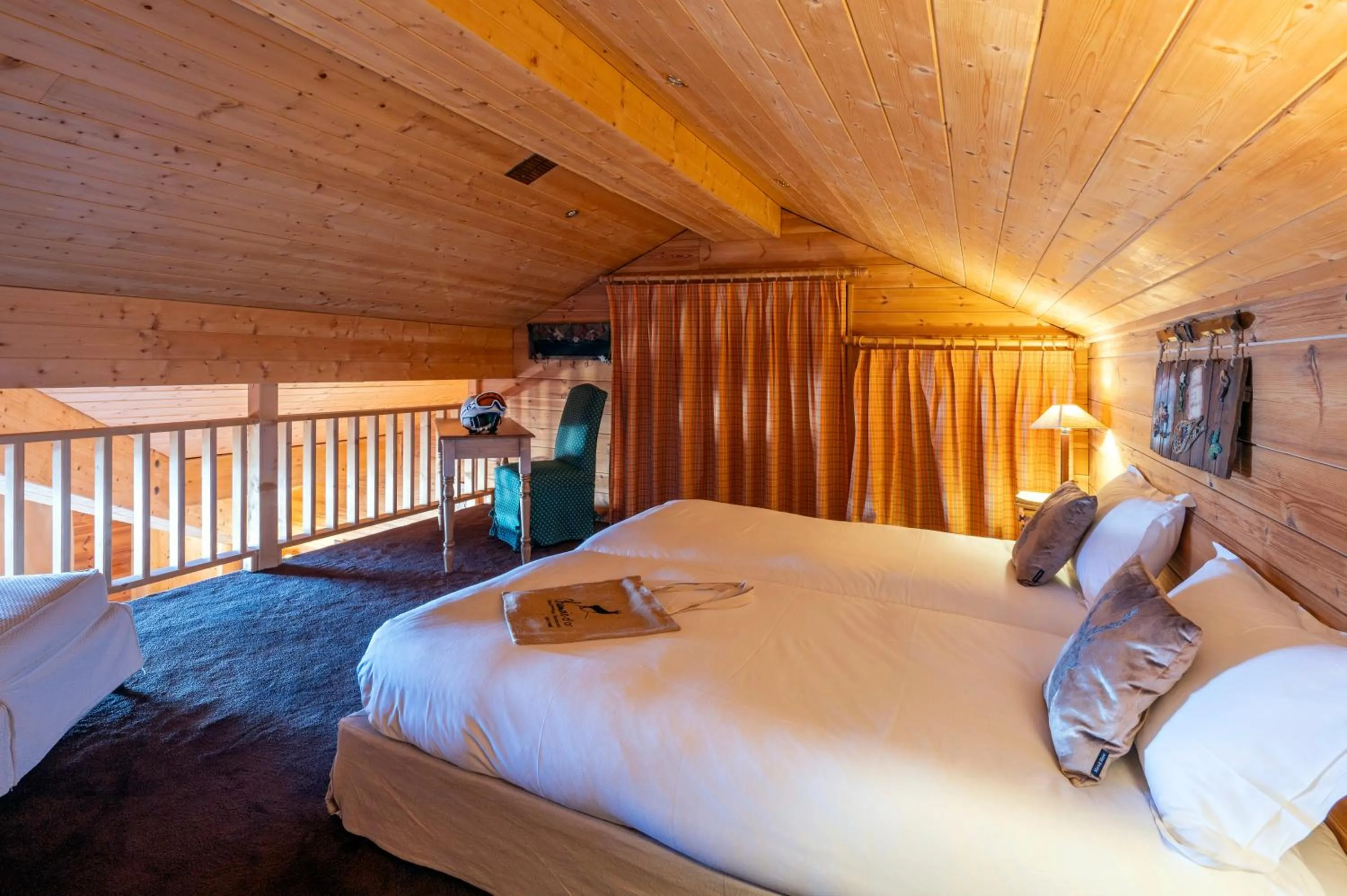 Bed in Hôtel Au Chamois d'Or by Les Etincelles