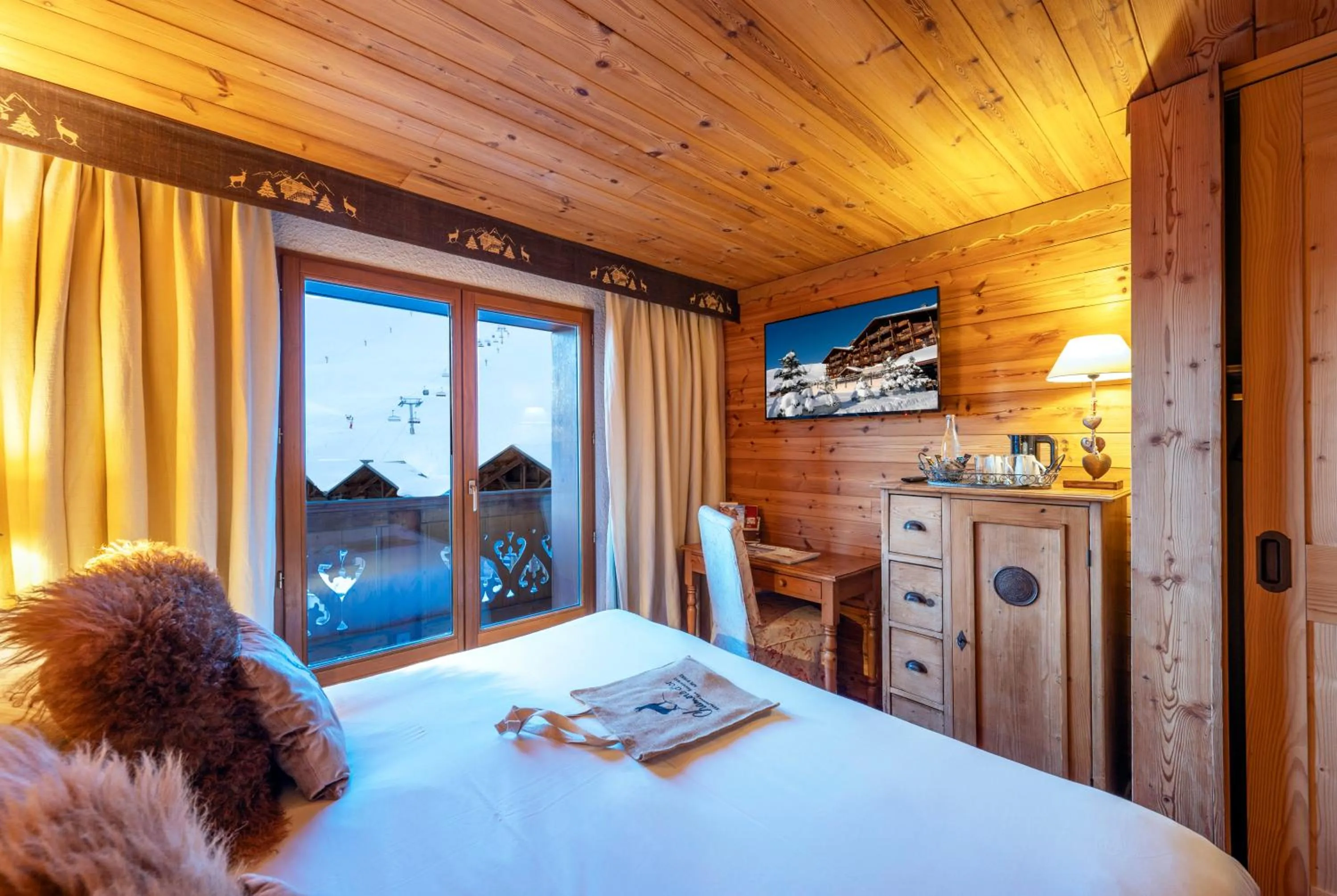 Bed in Hôtel Au Chamois d'Or by Les Etincelles