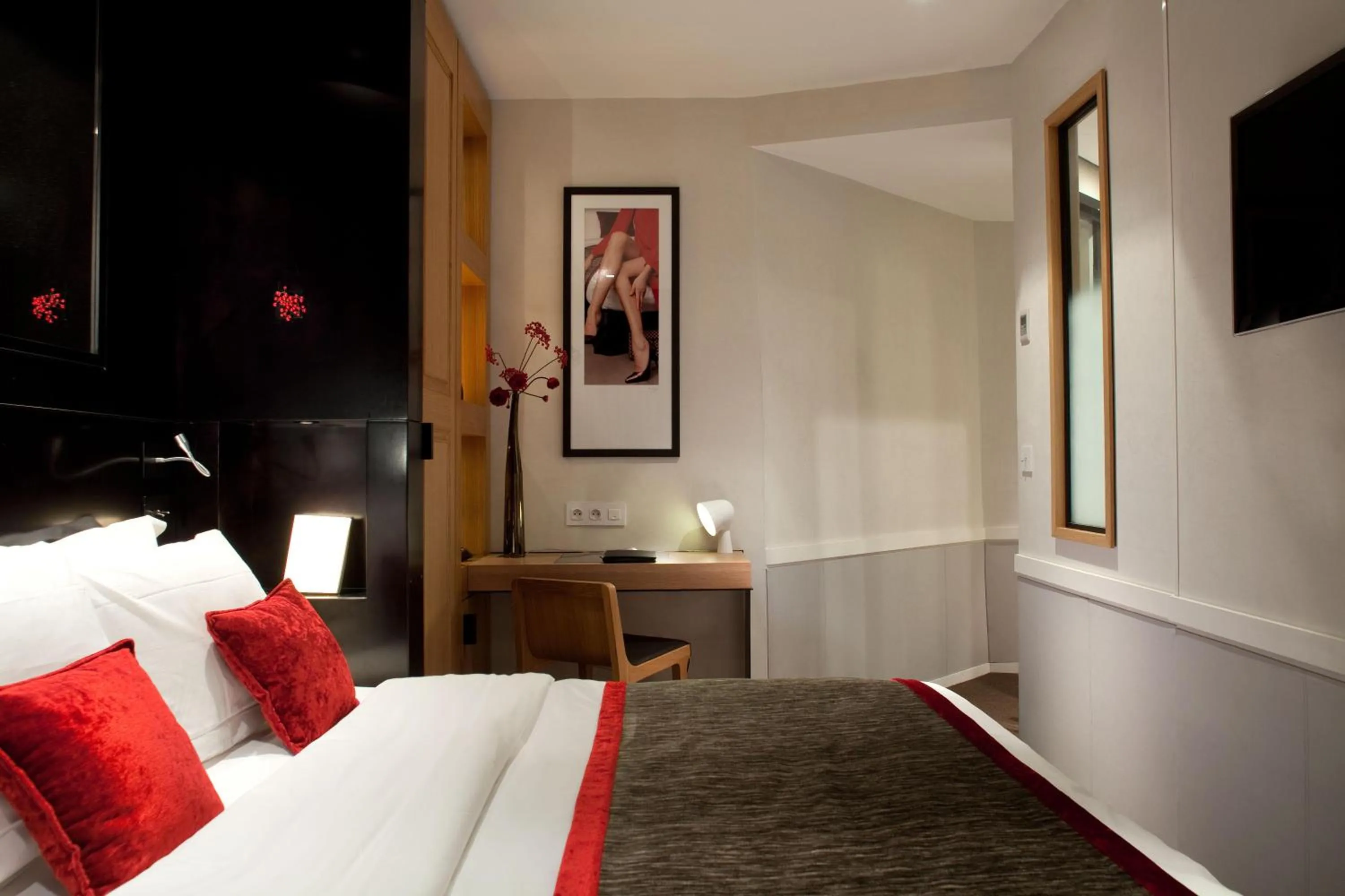 Photo of the whole room, Bed in Marceau Champs-Elysées