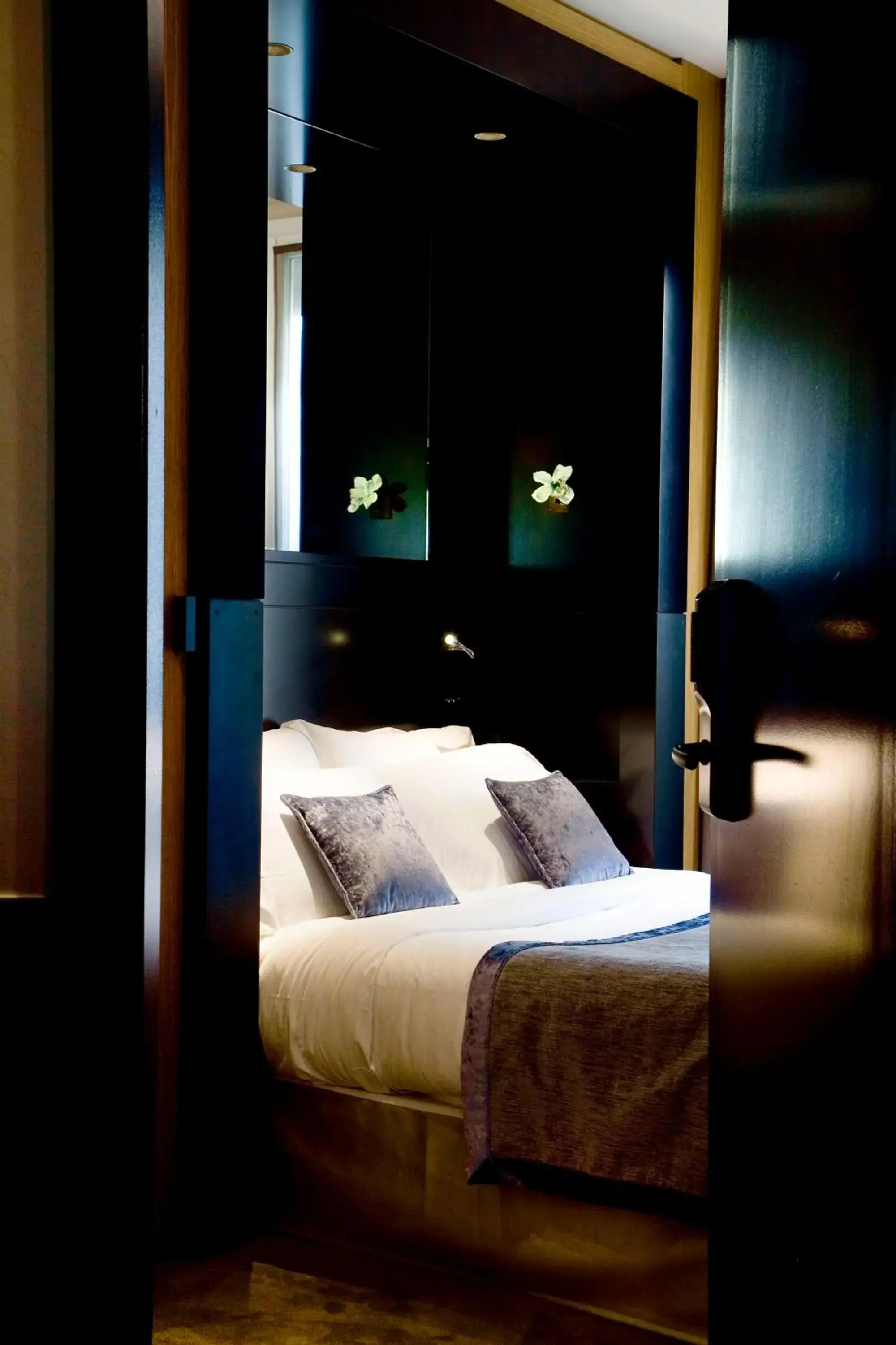 Comfort Double Room in Marceau Champs-Elysées Comfort Double Room in Marceau Champs-Elysées