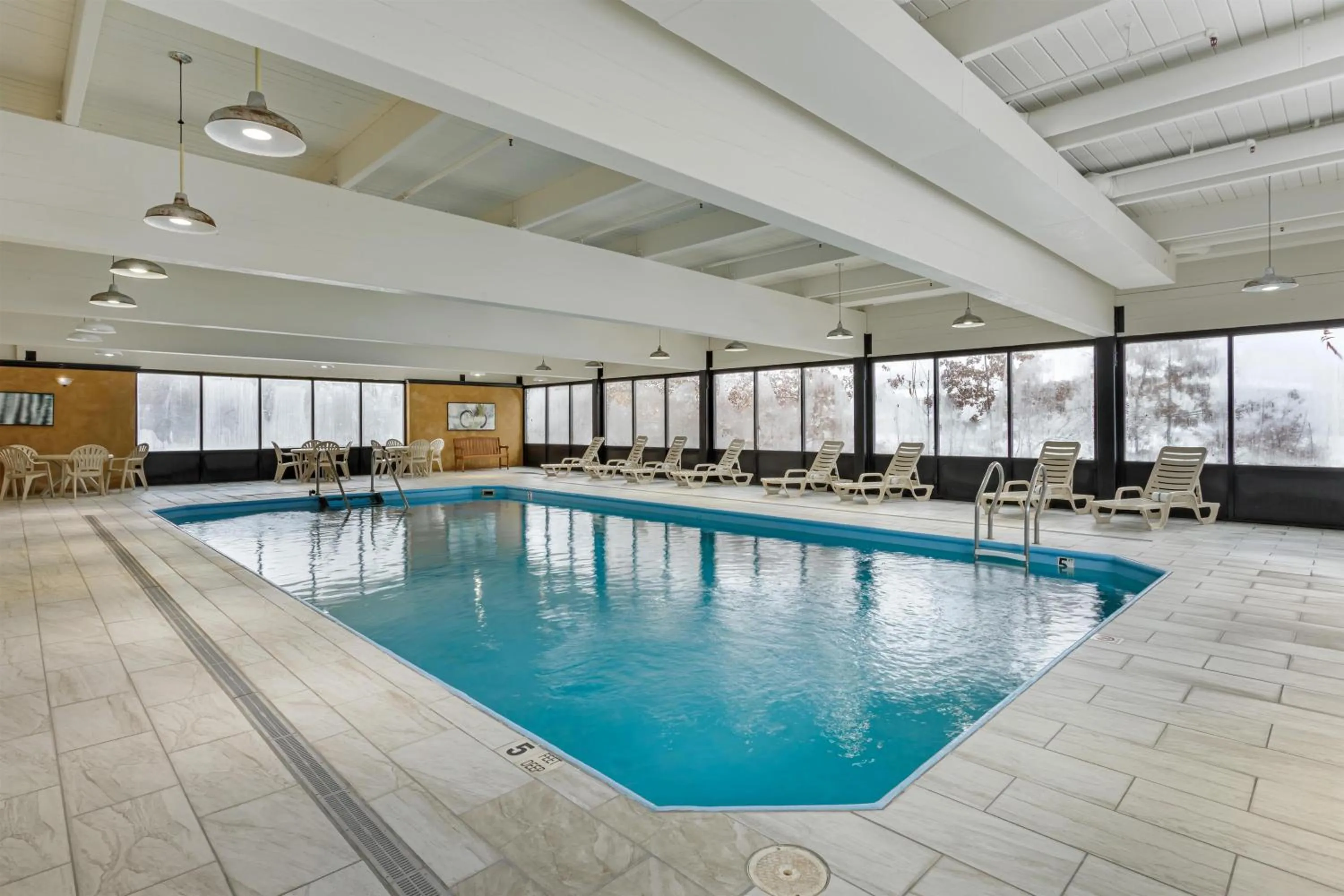 Pool view in Best Western Hunt's Landing Hotel Matamoras Milford