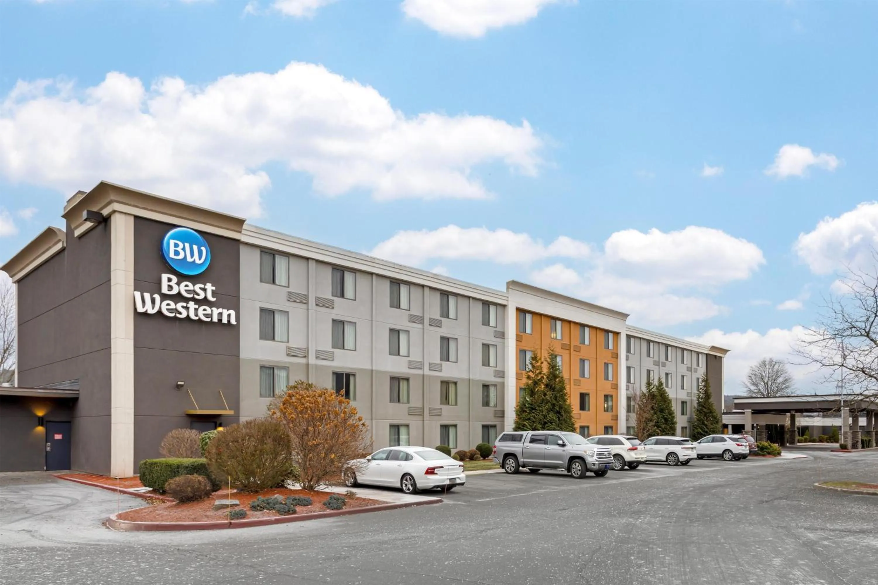 Property building in Best Western Hunt's Landing Hotel Matamoras Milford
