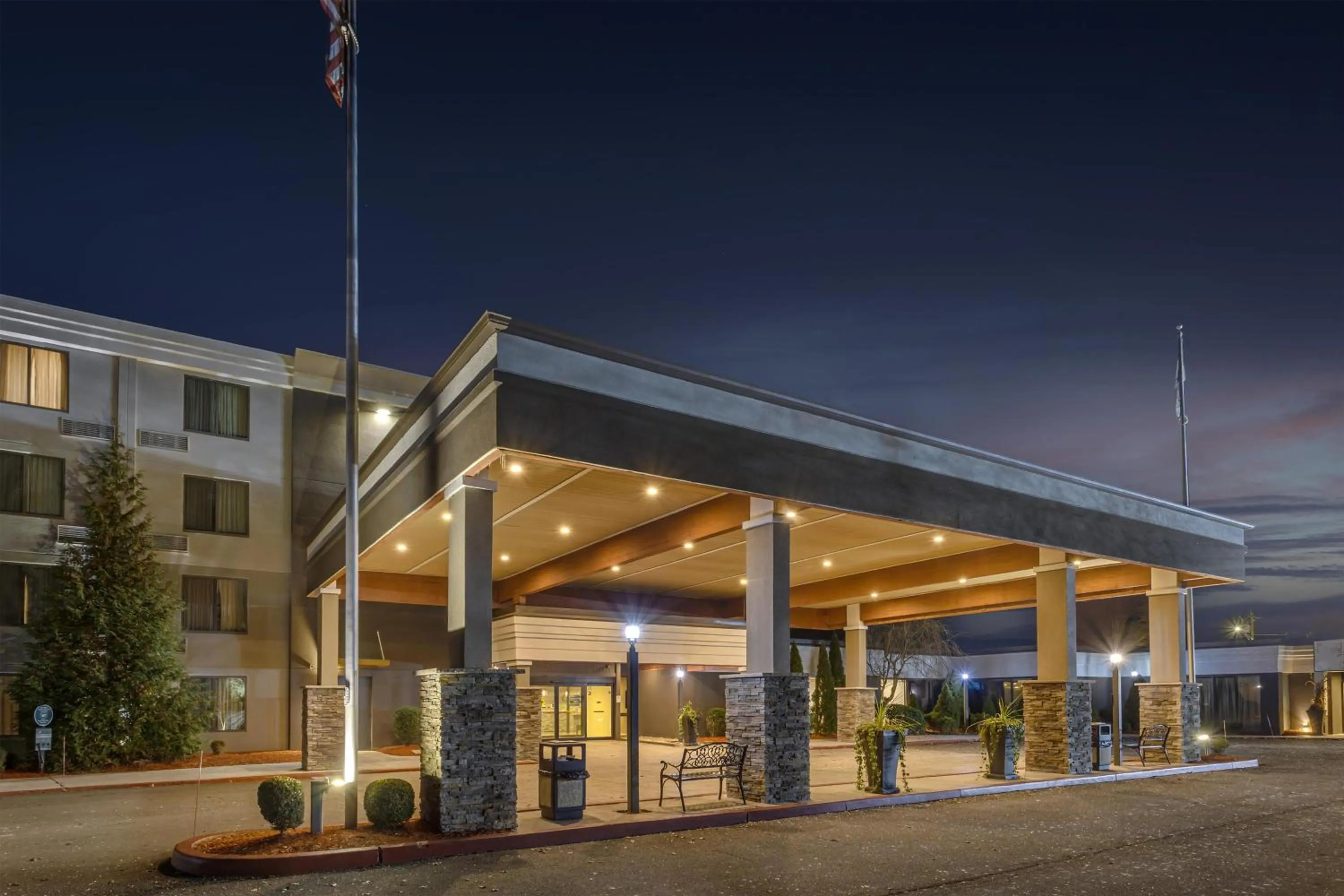 Property building in Best Western Hunt's Landing Hotel Matamoras Milford