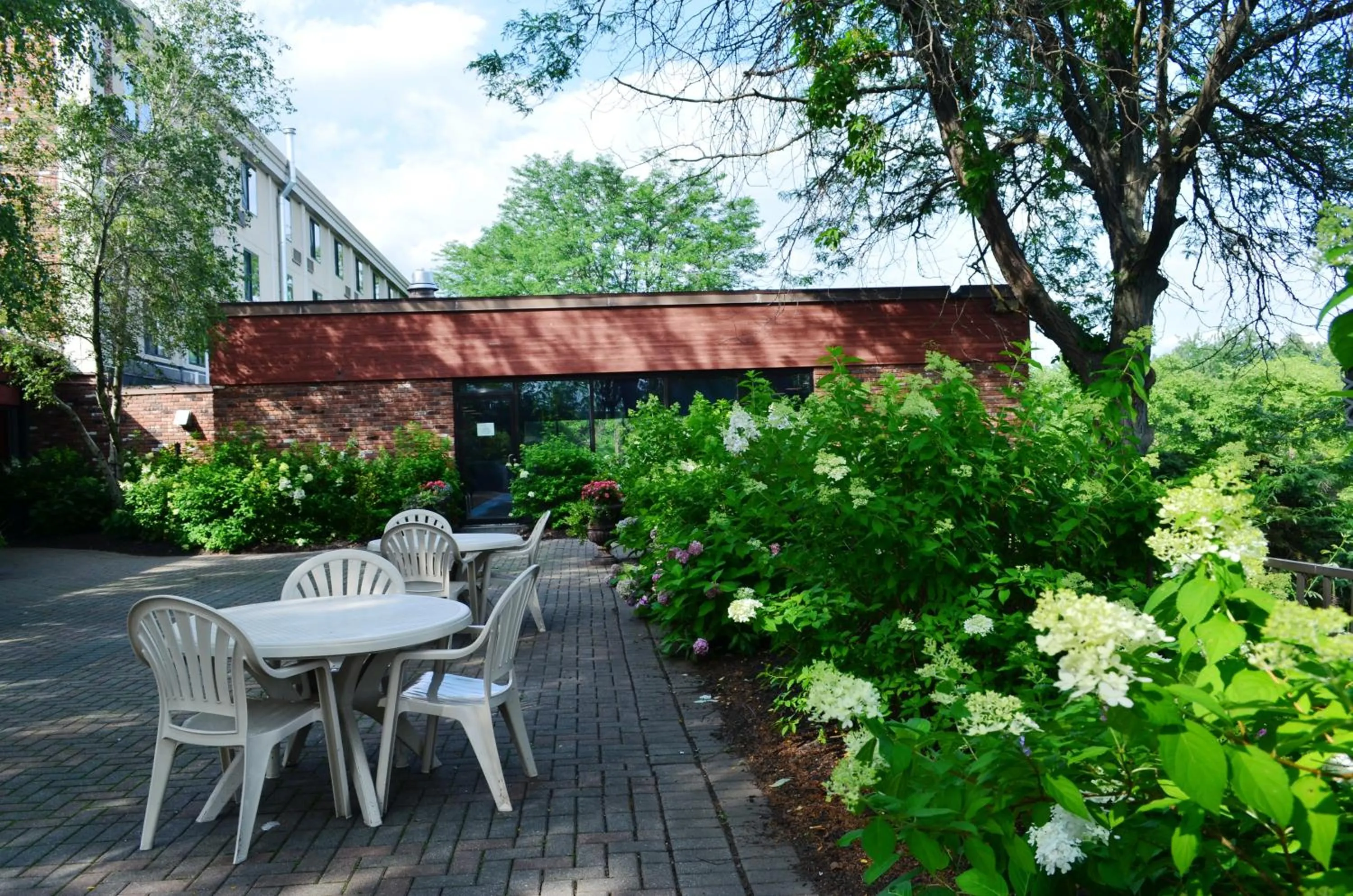 Patio in Best Western Hunt's Landing Hotel Matamoras Milford