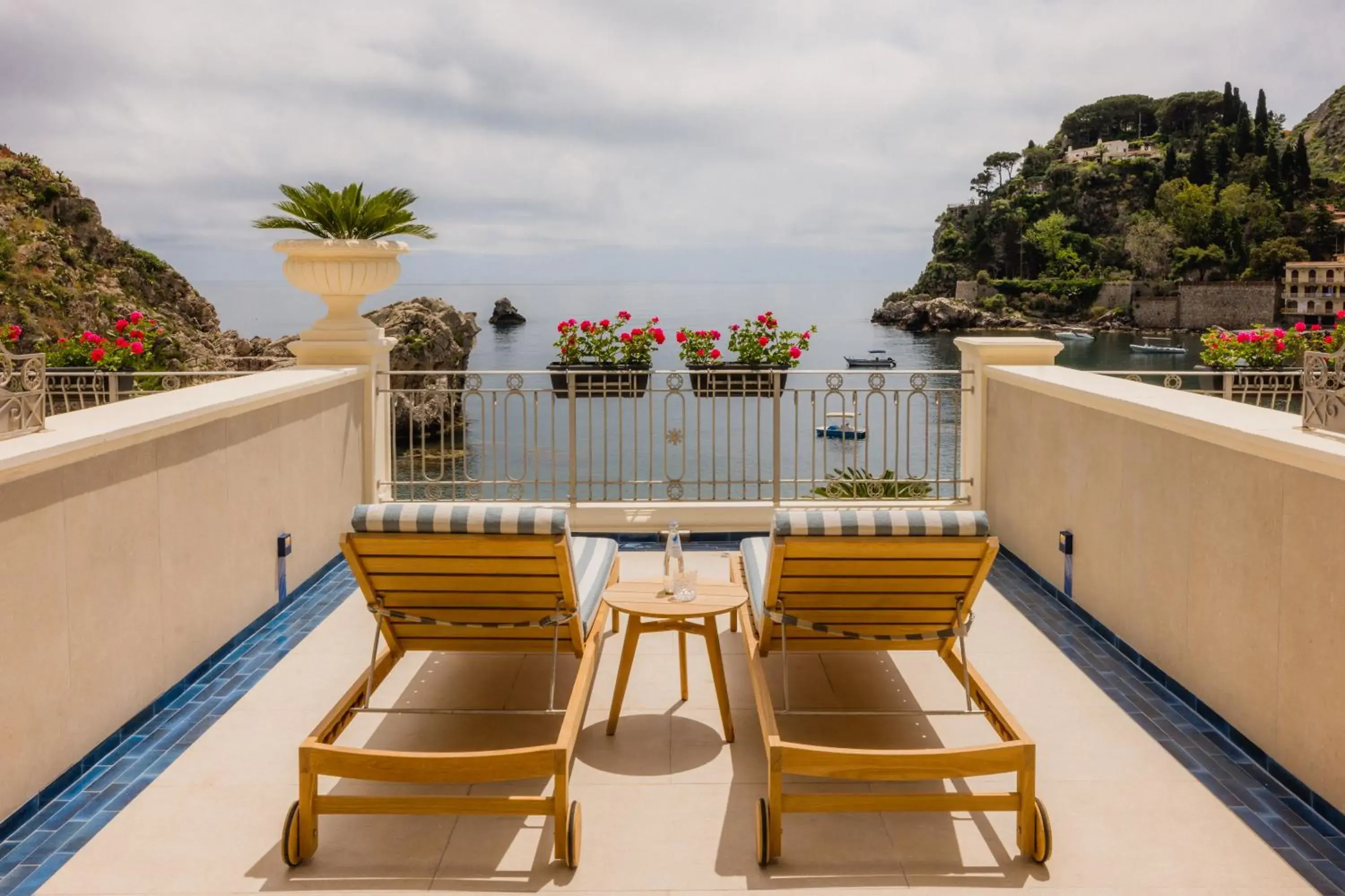 Deluxe Triple Room with Sea View in Mazzarò Sea Palace - The Leading Hotels of the World Deluxe Triple Room with Sea View in Mazzarò Sea Palace - The Leading Hotels of the World