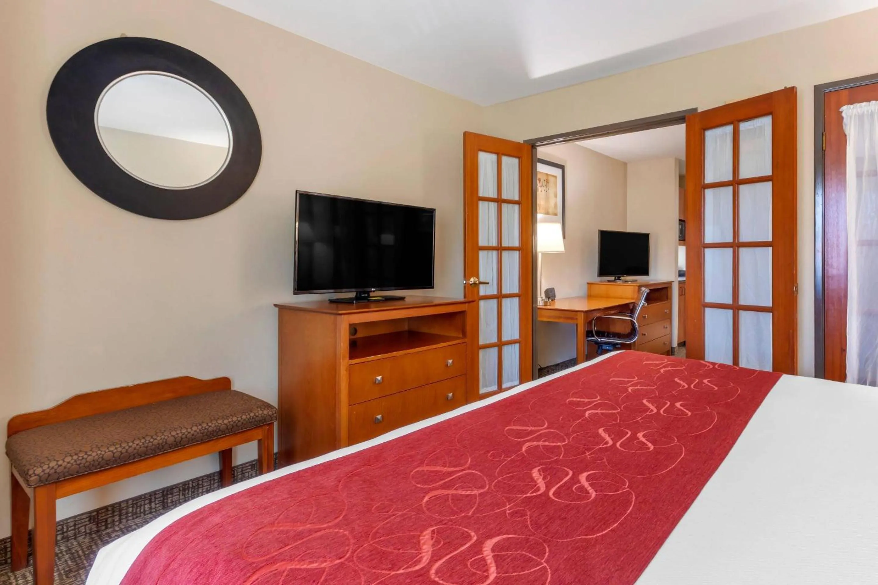 Bedroom, Bed in Comfort Suites North Dallas