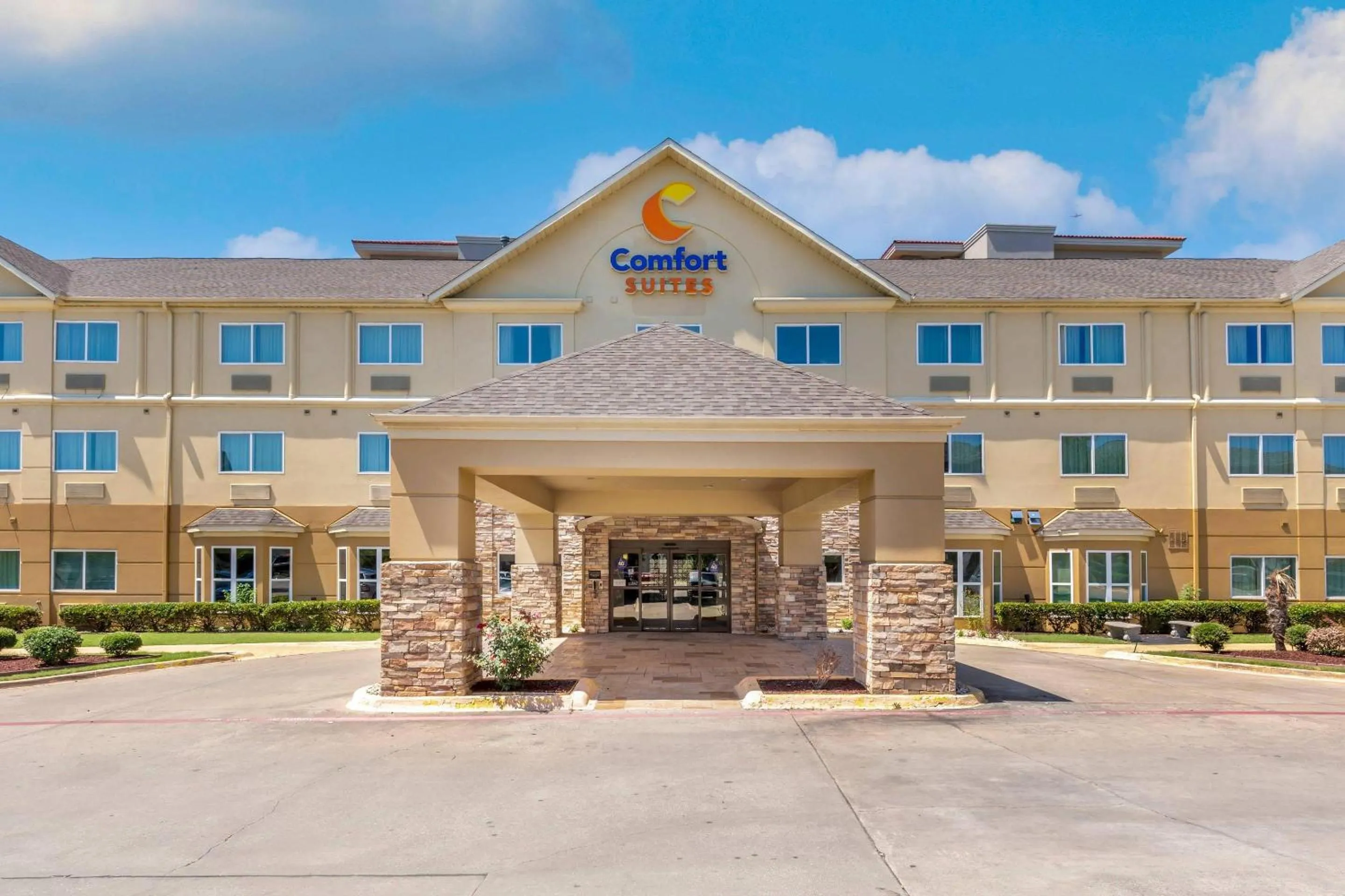 Property building in Comfort Suites North Dallas