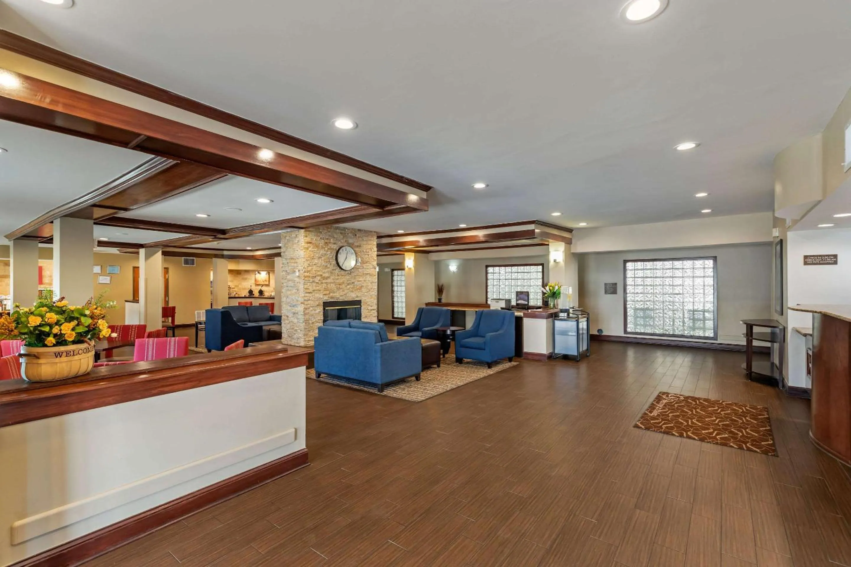 Lobby or reception in Comfort Suites North Dallas