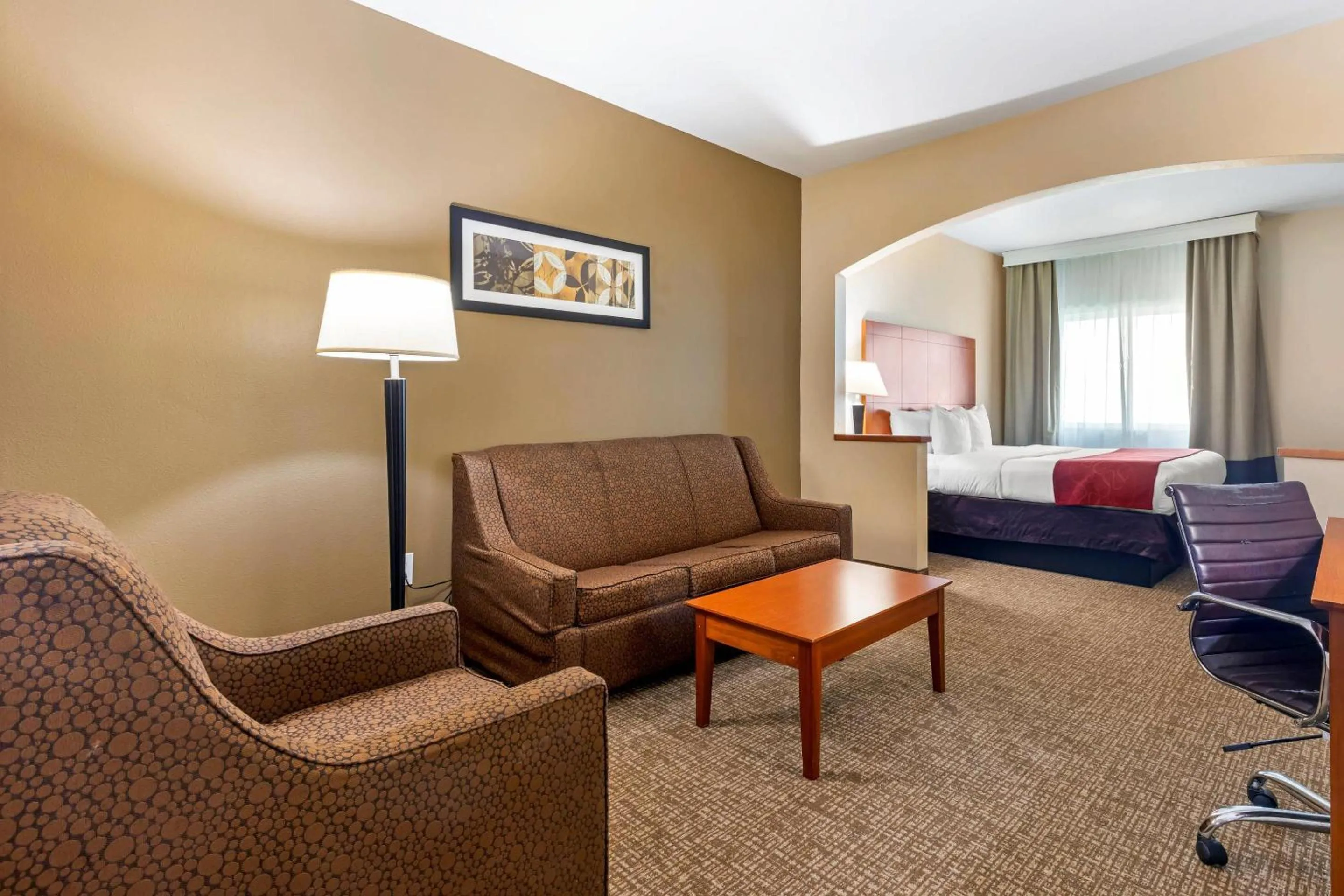 Bedroom in Comfort Suites North Dallas