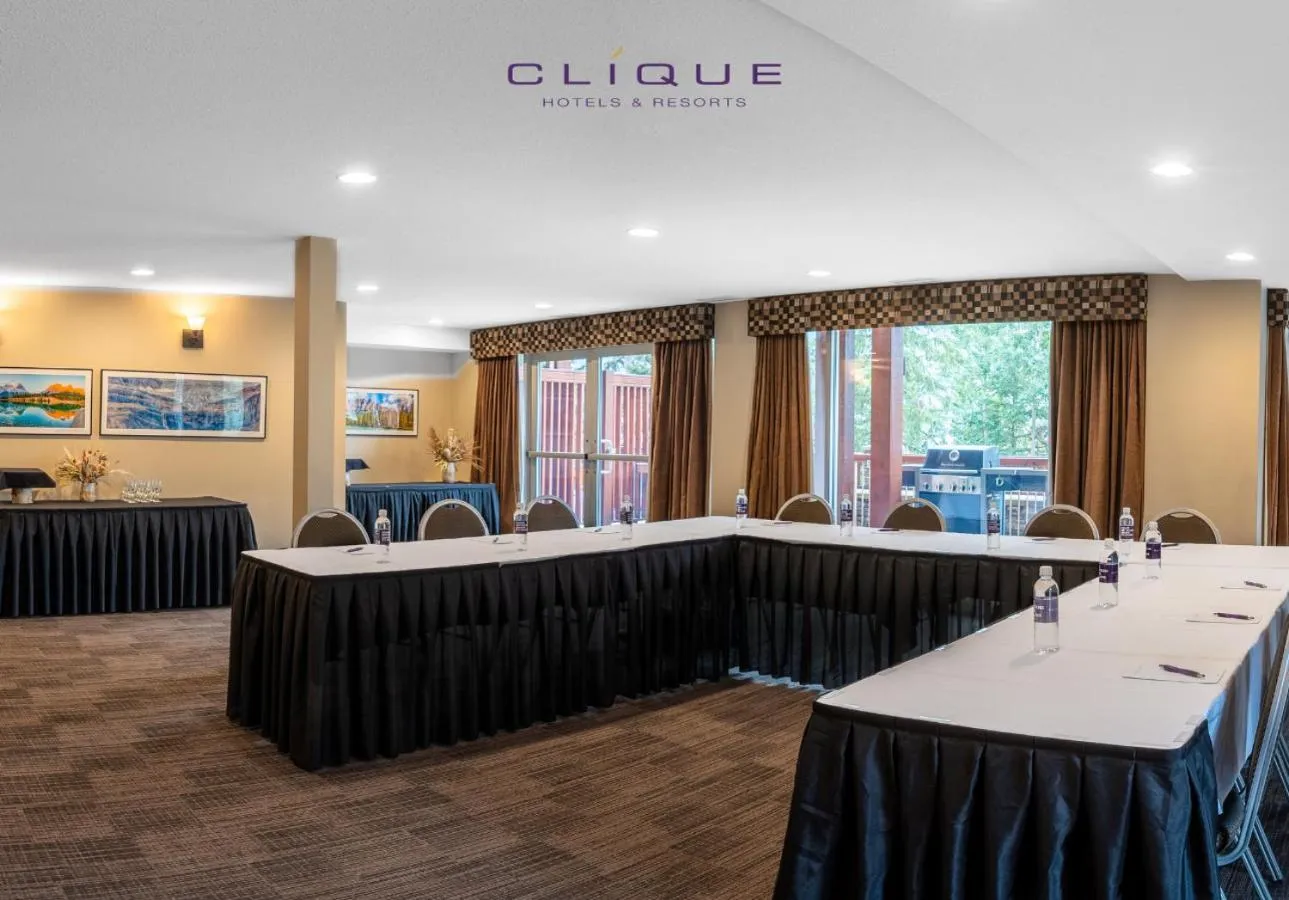 Meeting/conference room in Falcon Crest Lodge by CLIQUE