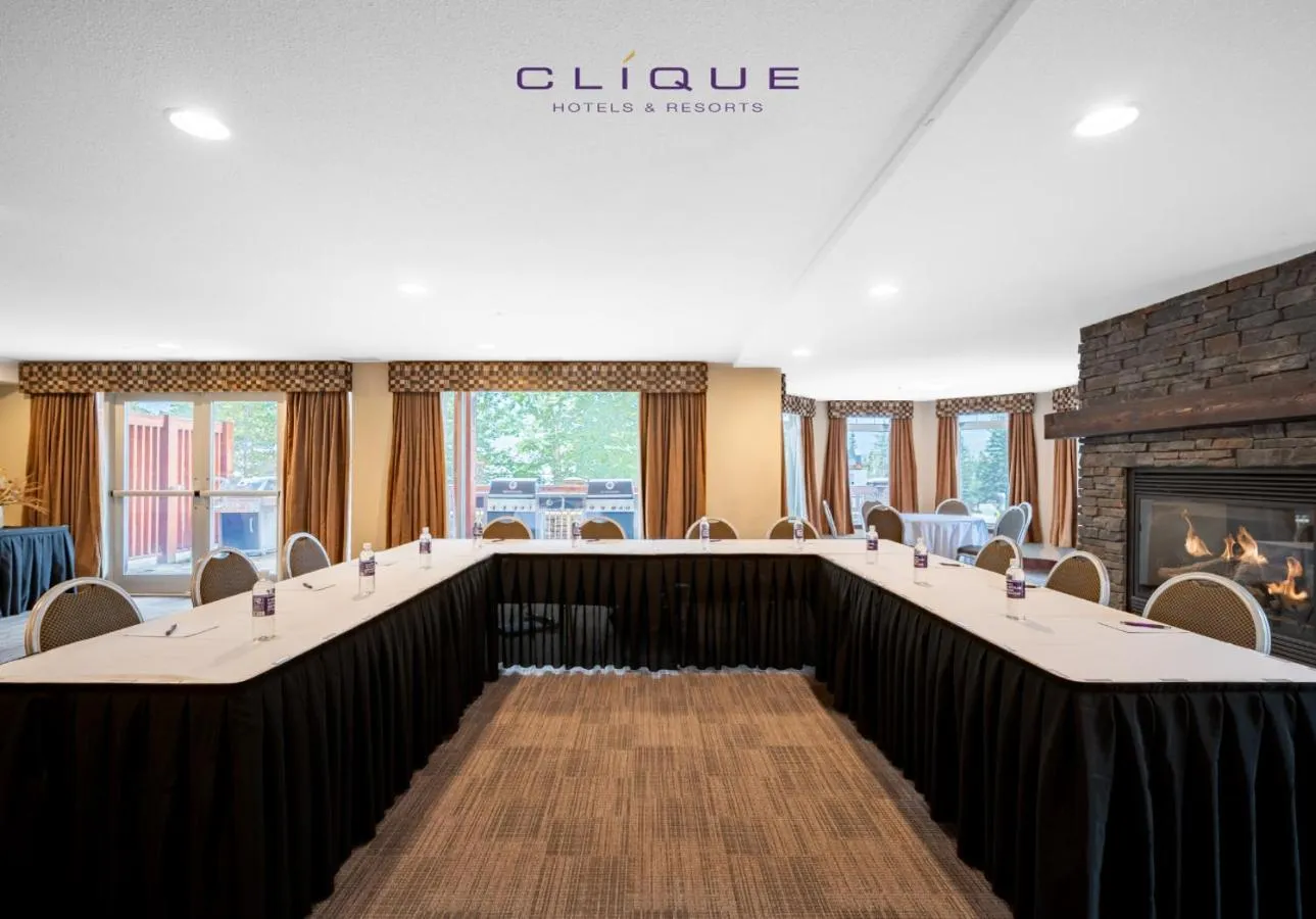 Meeting/conference room in Falcon Crest Lodge by CLIQUE