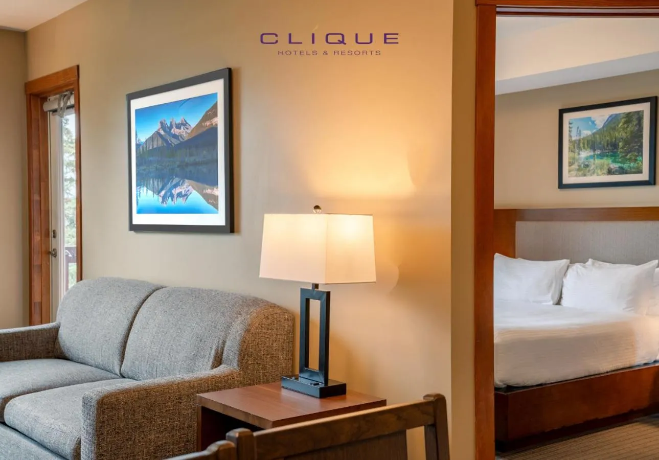 Seating area, Bed in Falcon Crest Lodge by CLIQUE
